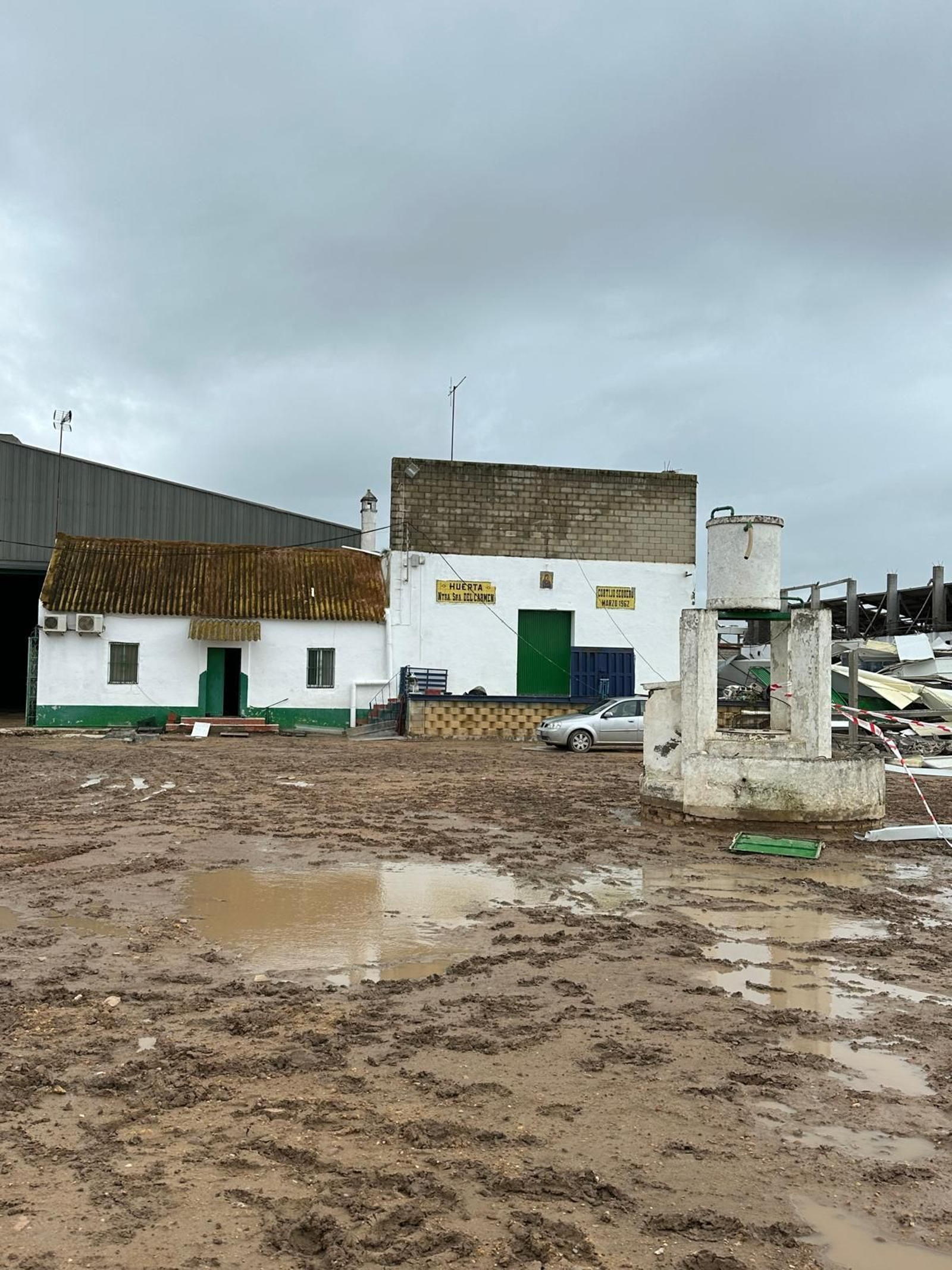Las imágenes del derrumbe de una nave por el viento en Sevilla