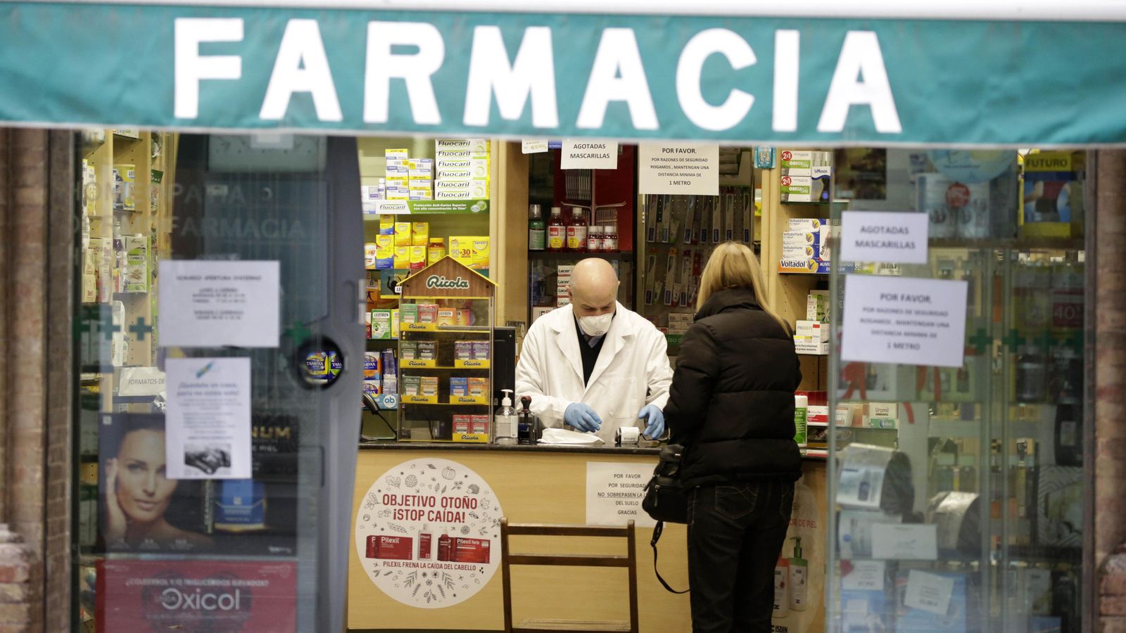 Una farmacia de Sevilla con varios carteles que indican que no hay mascarillas.