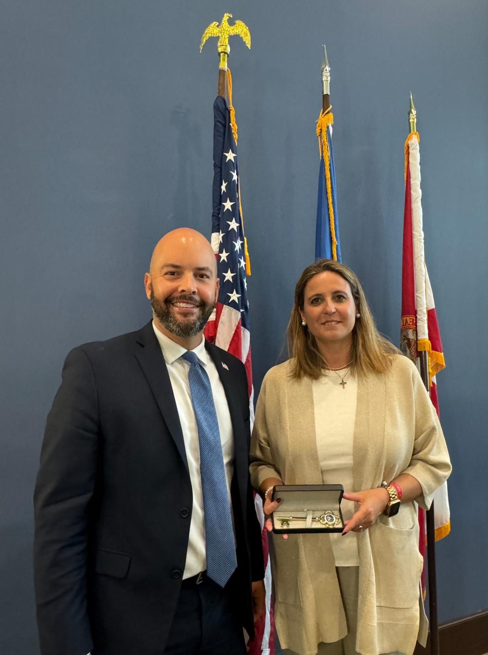 Angie Moreno, con el alcalde Miami Lakes, Manny Cid haciéndole entrega de la Llave de la Ciudad