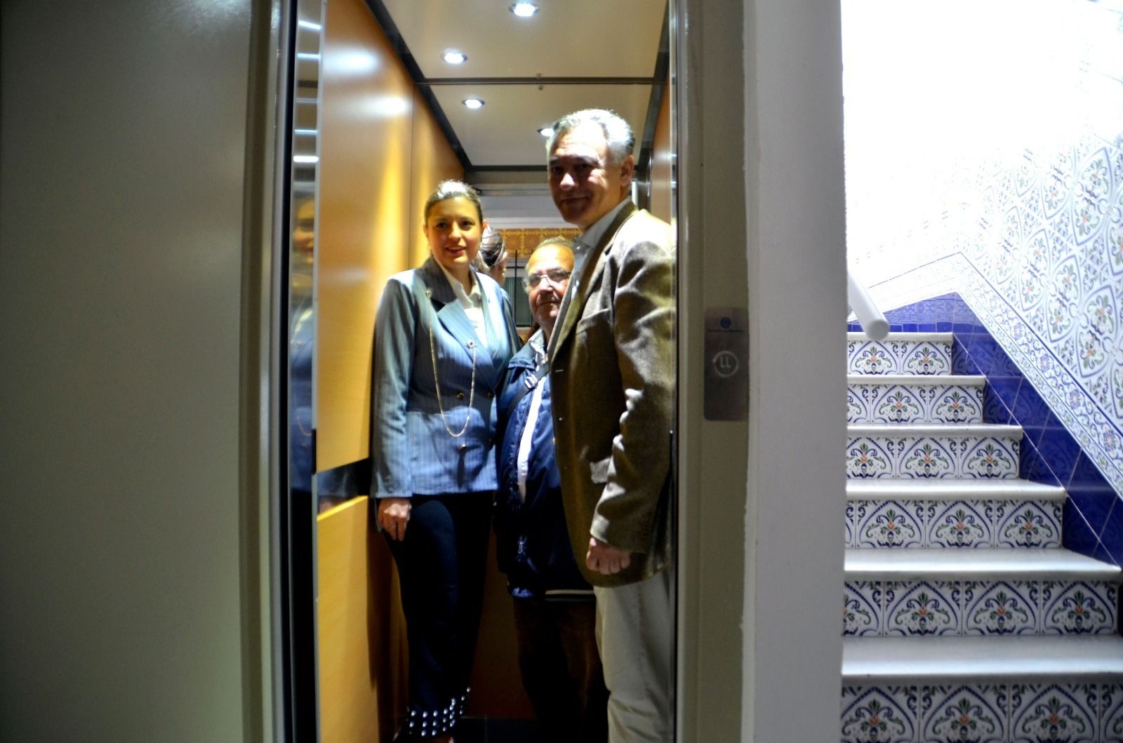 Patricia Cavada con  Federico Fernández y un vecino en el ascensor.
