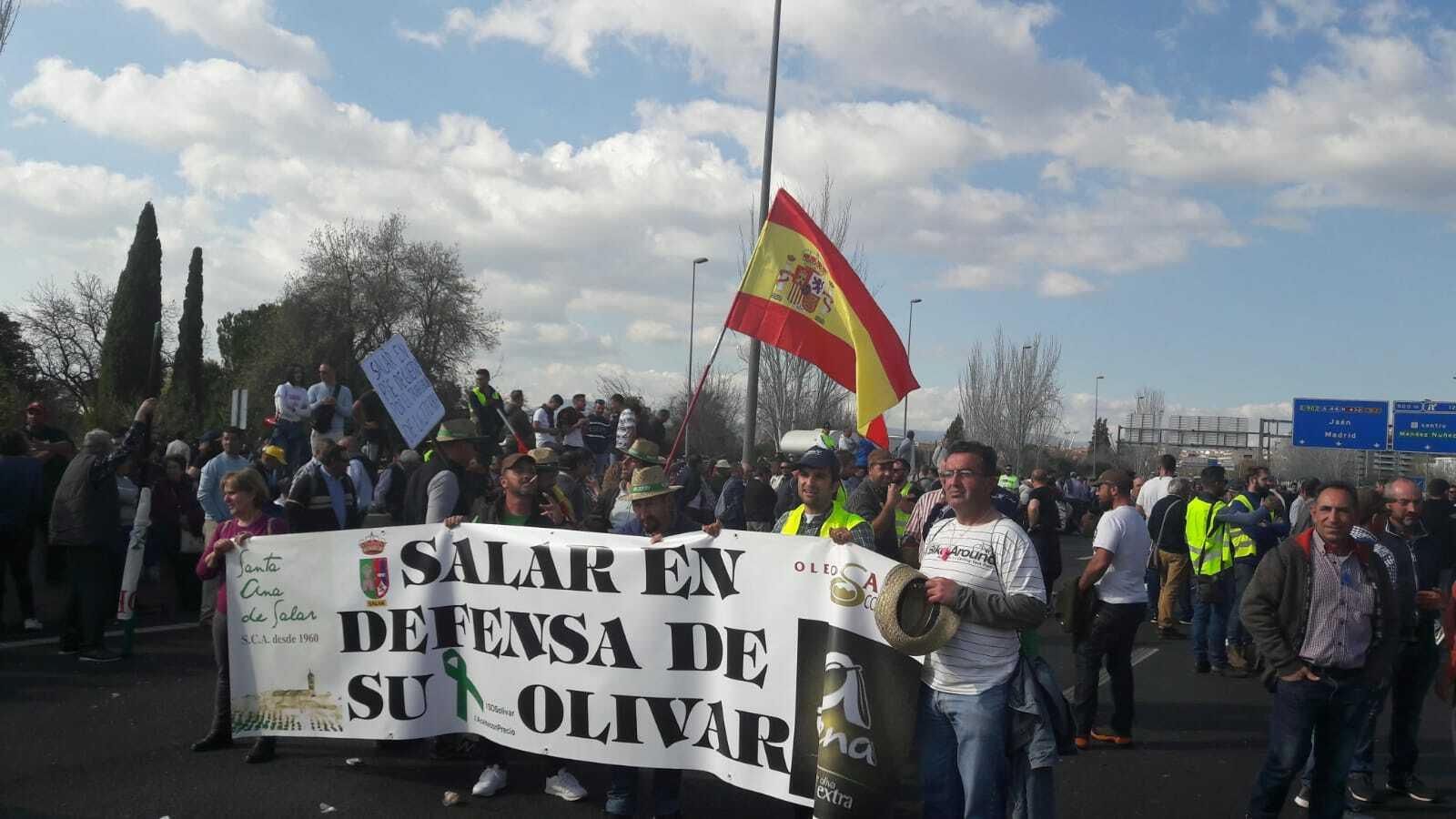 La manifestación sigue en la A-44.