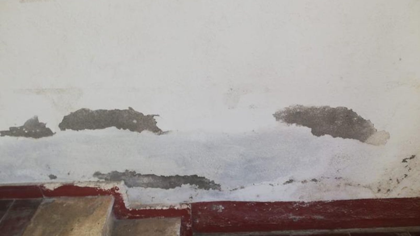 Humedades en las paredes y techos que hacen que se desprenda el cemento