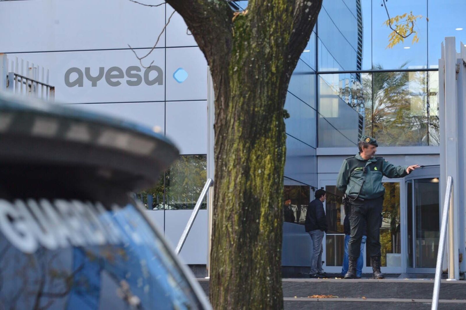 La Guardia Civil custodia la entrada de Ayesa