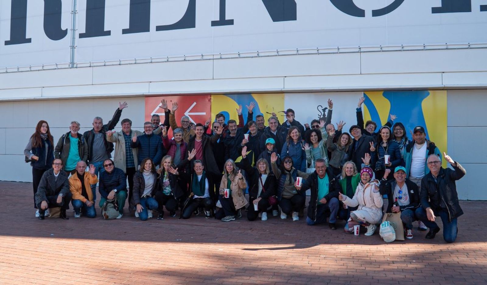 Foto de familia del Team B en el Volunteer Day celebrado en el centro America's Cup Experience | Foto de ACE Barcelona.