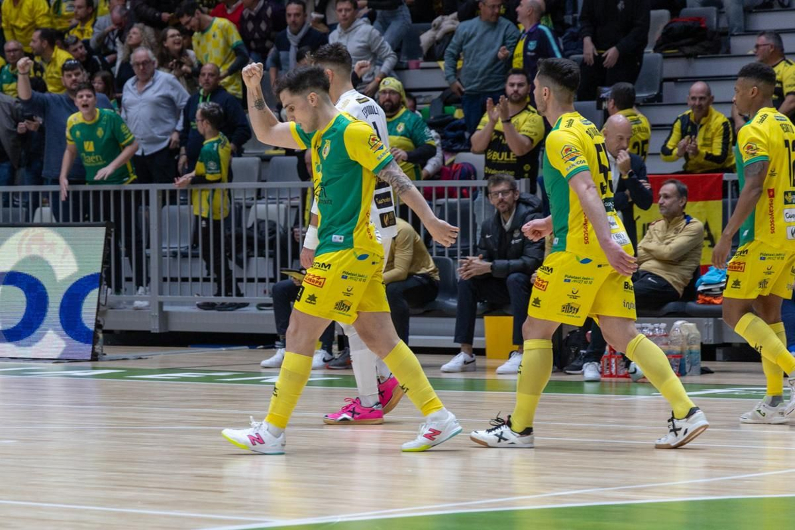 La fiesta amarilla en la goleada del Jaén FS al Barça, en imágenes