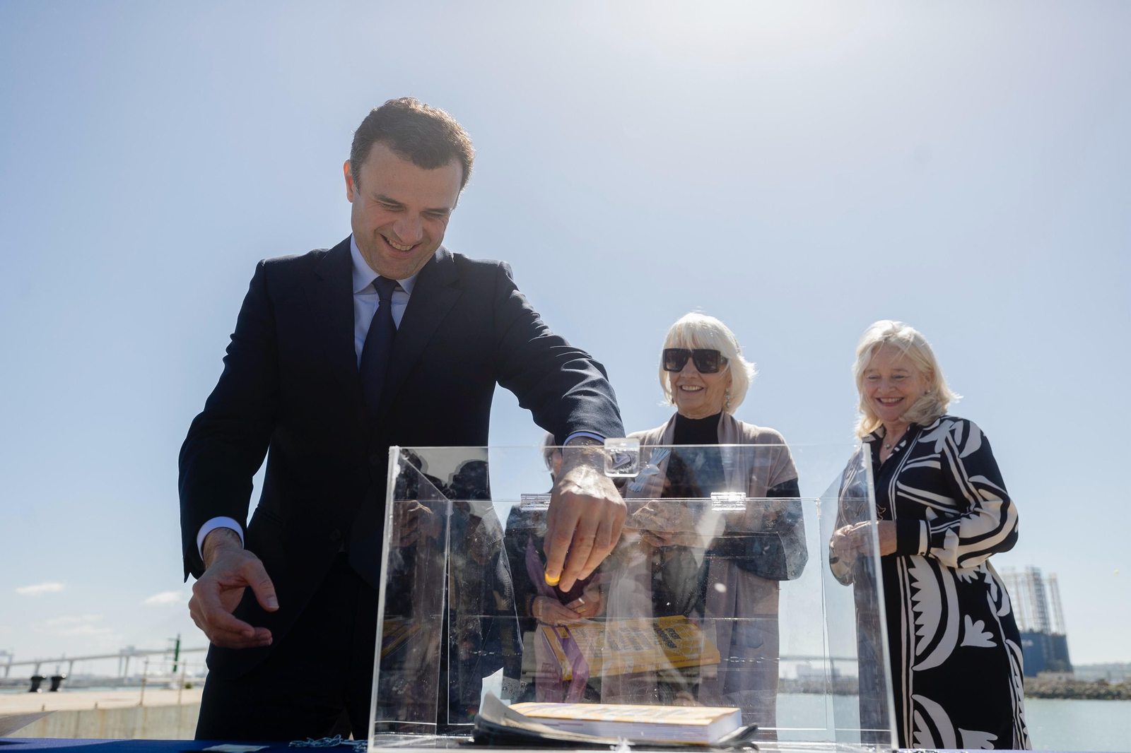 Imágenes del acto de la puesta de la primera piedra de la segunda fase de la ampliación de la nueva terminal de contenedores del puerto de Cádiz