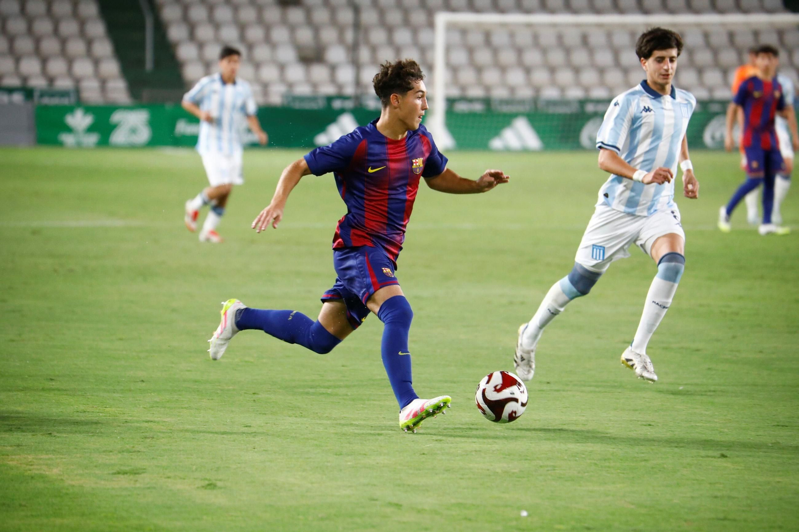 Las mejores fotos del Barcelona - Racing Club de la final del Mundial de Clubes juvenil en El Arcángel