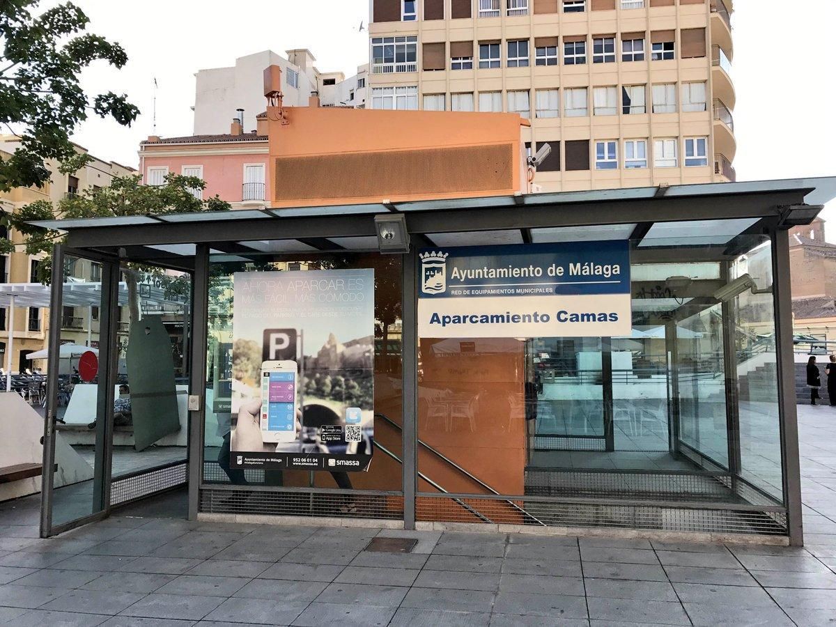 Cierra el aparcamiento de la plaza de Camas de Málaga por un incendio en un cuadro eléctrico