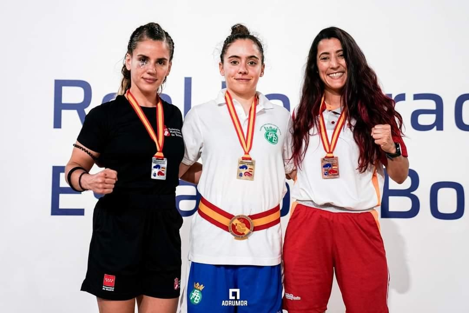 Carmen González, en el centro, con su medalla de oro.