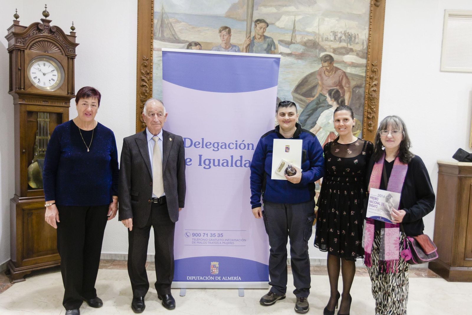 Gabriel Amat junto a Bárbara Ramajo, Dolores Martínez y Pilar Quirosa.