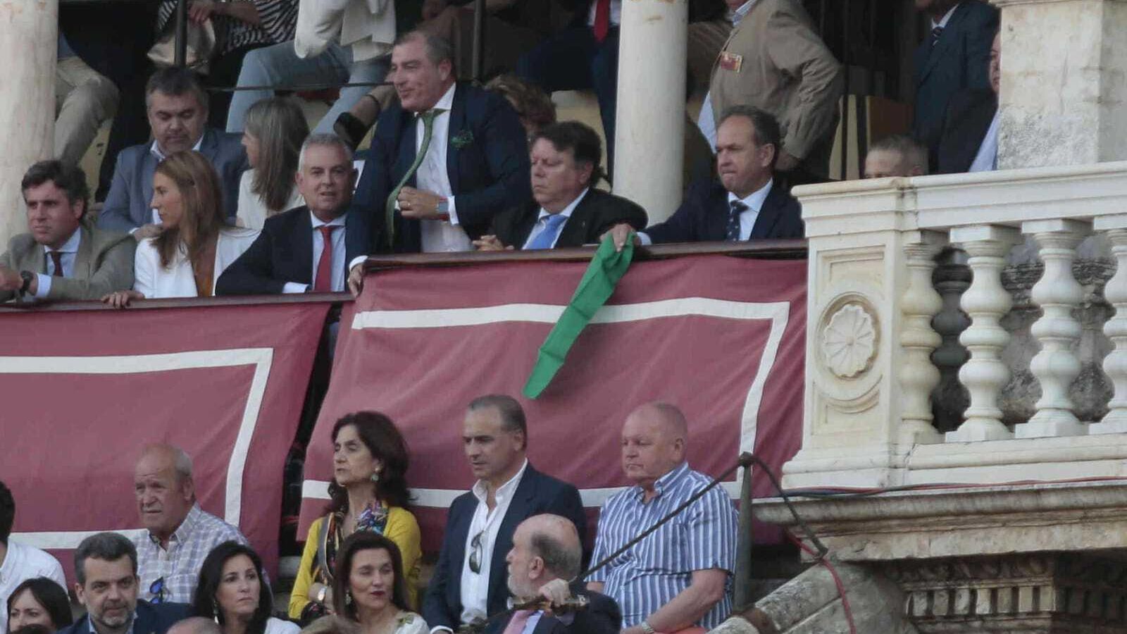 El presidente muestra el pañuelo verde al quinto toro de la tarde.