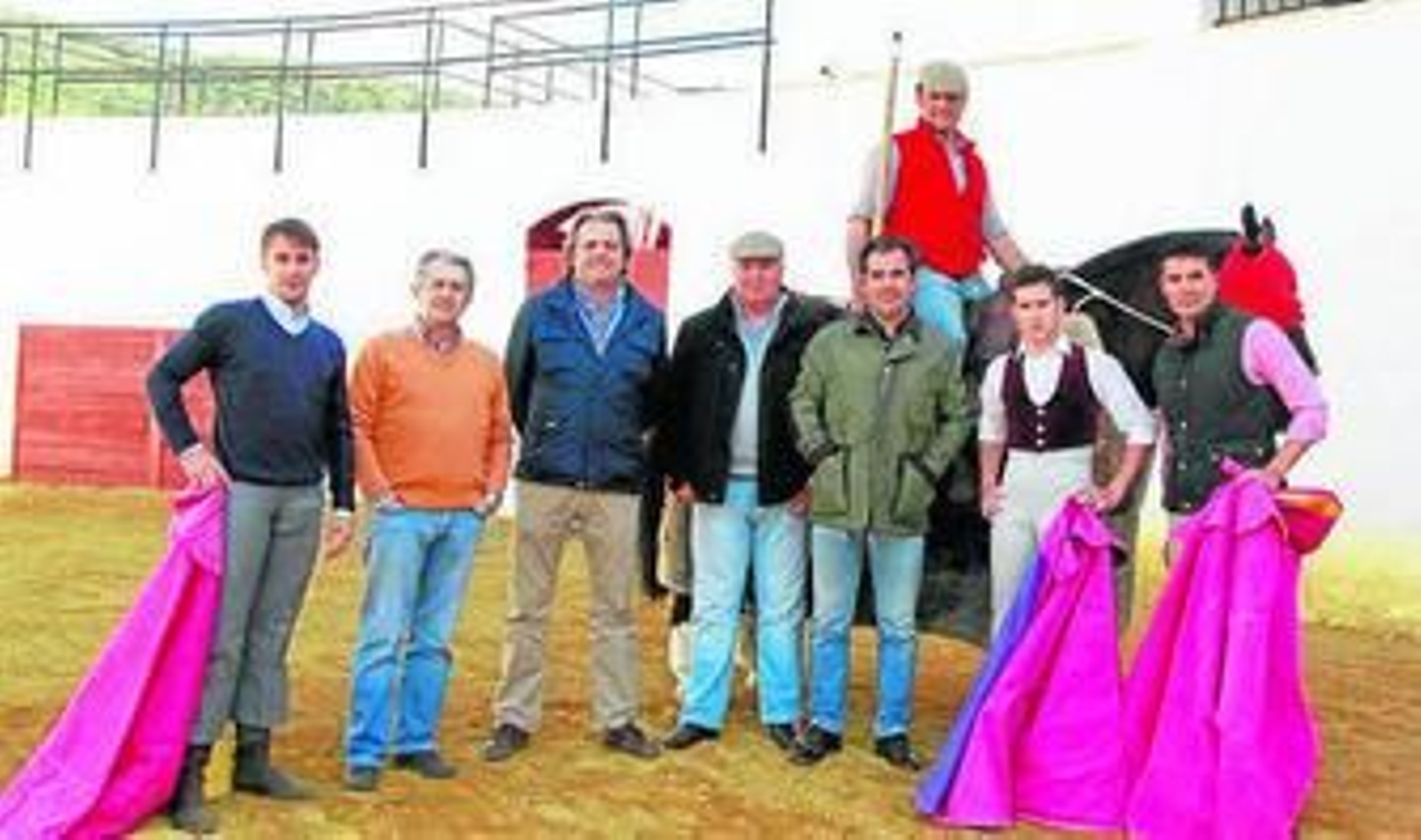 Manuel Ponce con el ganadero Luis Pérez y el grupo campero de la tienta.