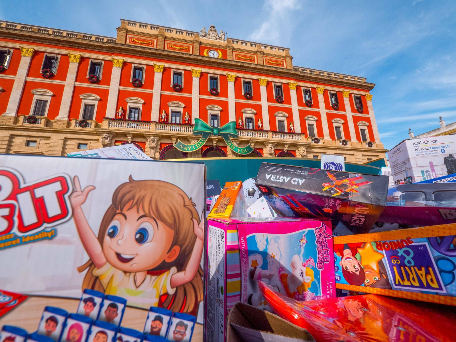 La Caravana Solidaria recoge cientos de regalos para echar una mano a los Reyes Magos en San Fernando