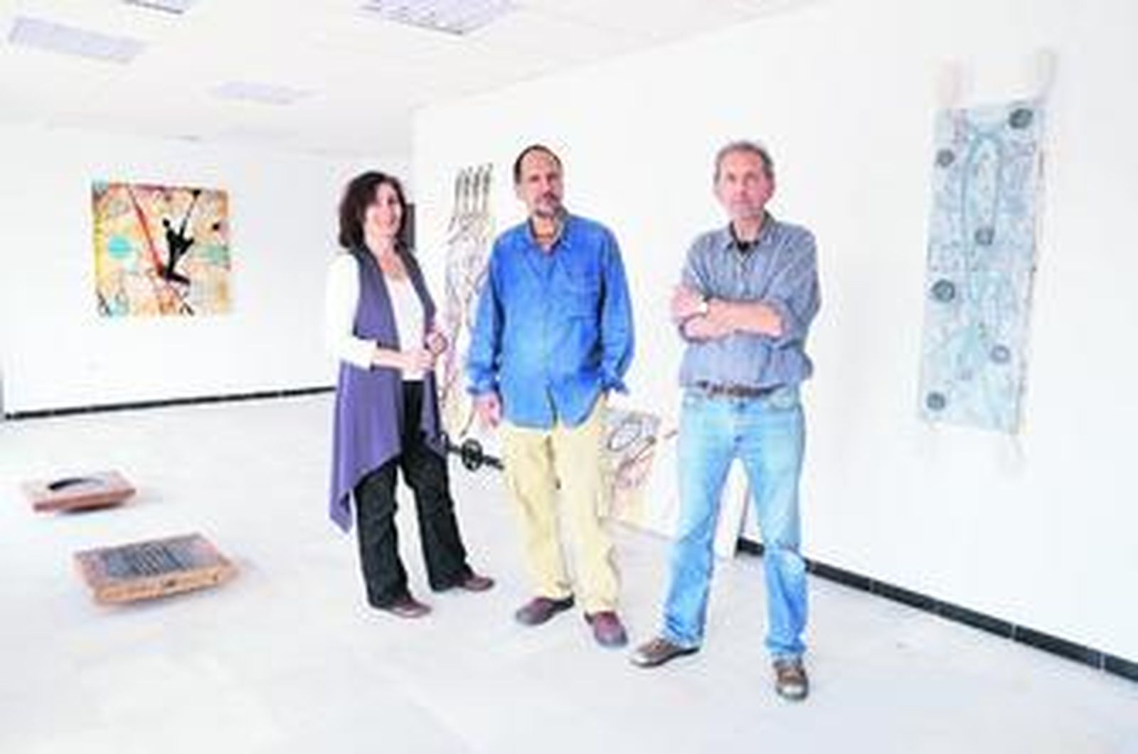 Ana Pellón, Juan Antonio Sangil y Jim Rattenbury posan junto a algunas de sus obras, ayer.
