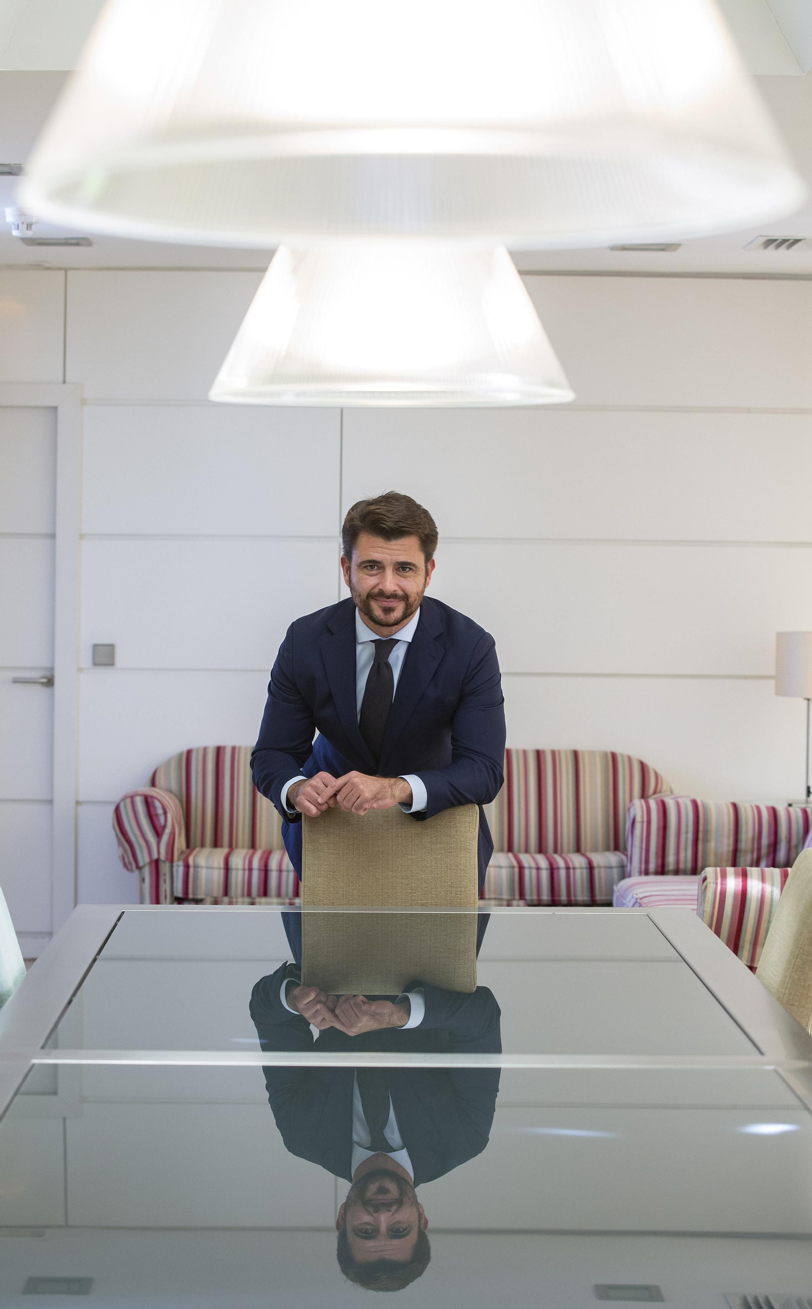 El líder de la oposición posa en una de las salas de la redacción de ‘Diario de Sevilla’.