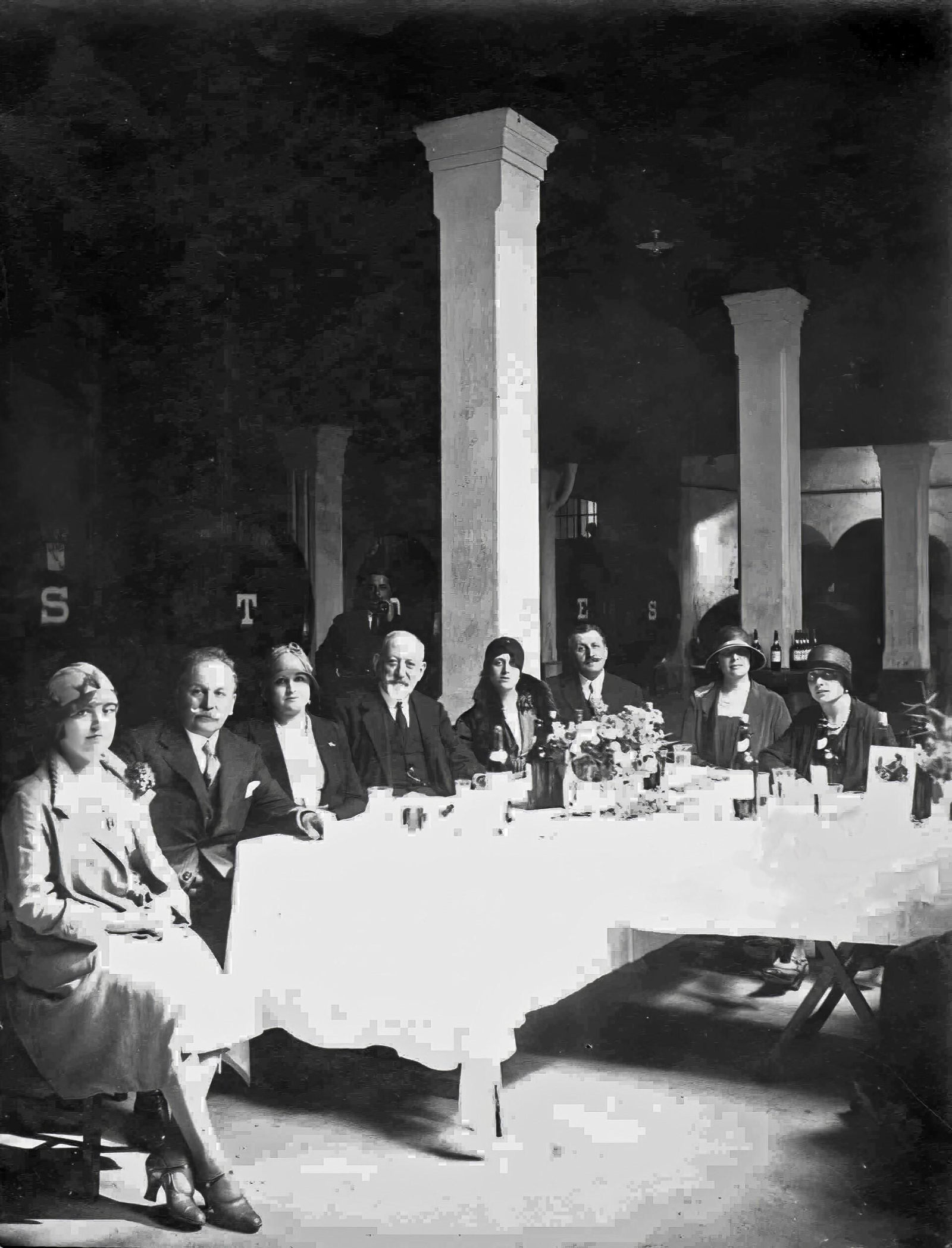Los escritores agasajados en González Byass, 1928 (Foto cedida por Fundación González Byass).