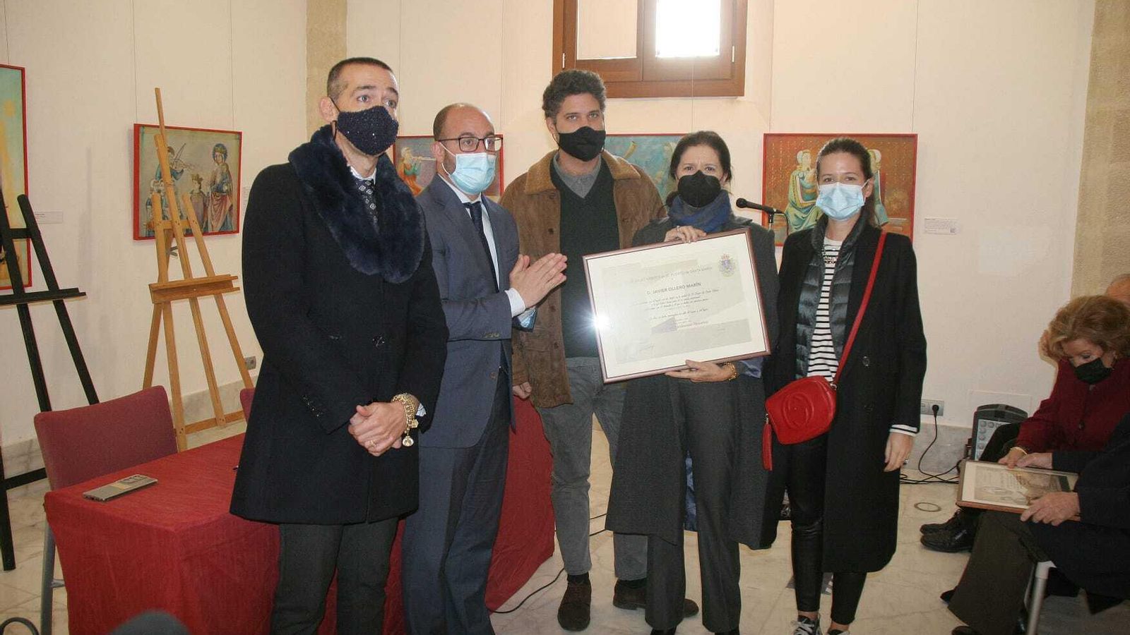 La viuda de Javier Ollero,  Marta Ruiz-Gollury, y sus hijos Javier y Marta, han recogido el diploma concedido a título póstumo.