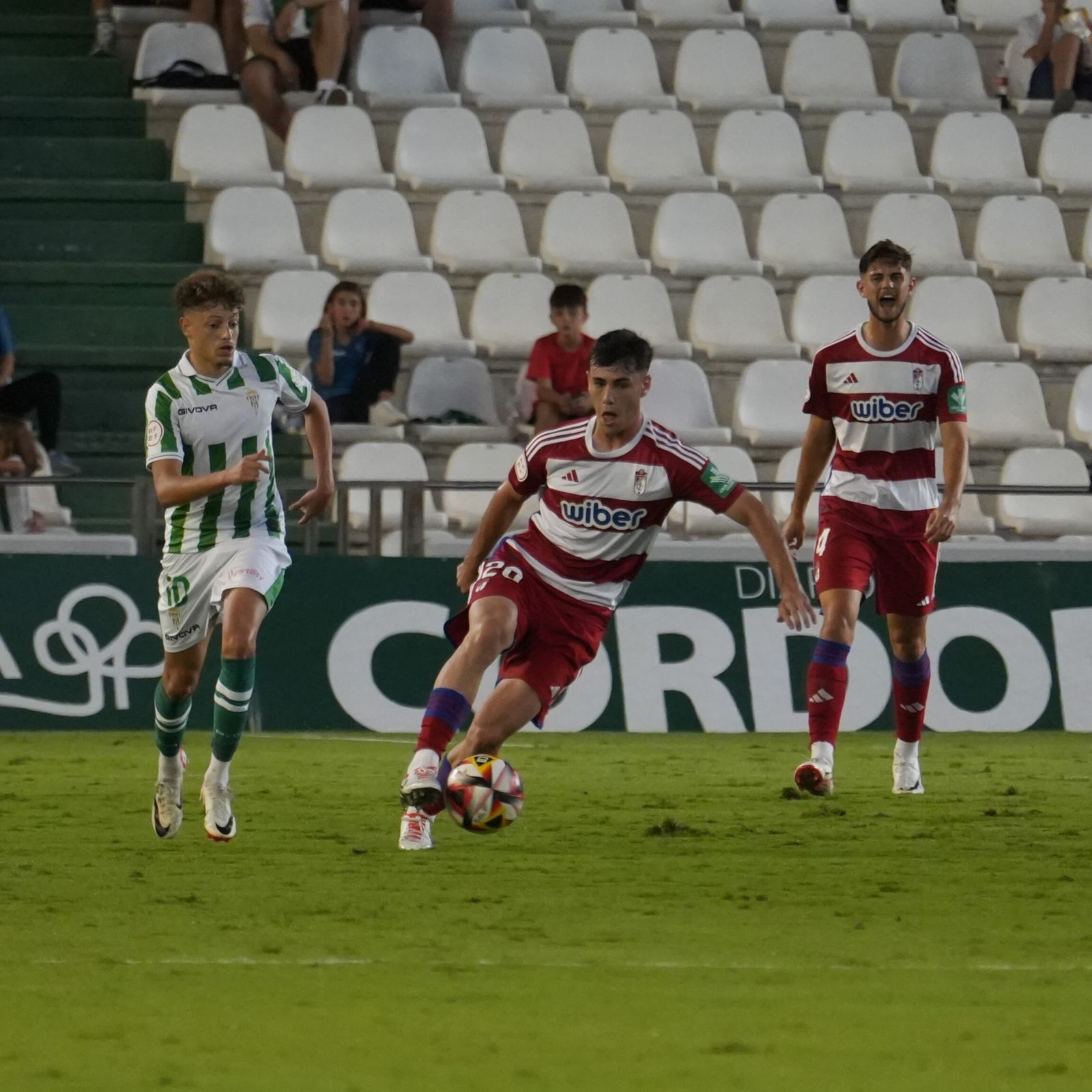 Un ataque del Recreativo en el partido de este sábado en Córdoba