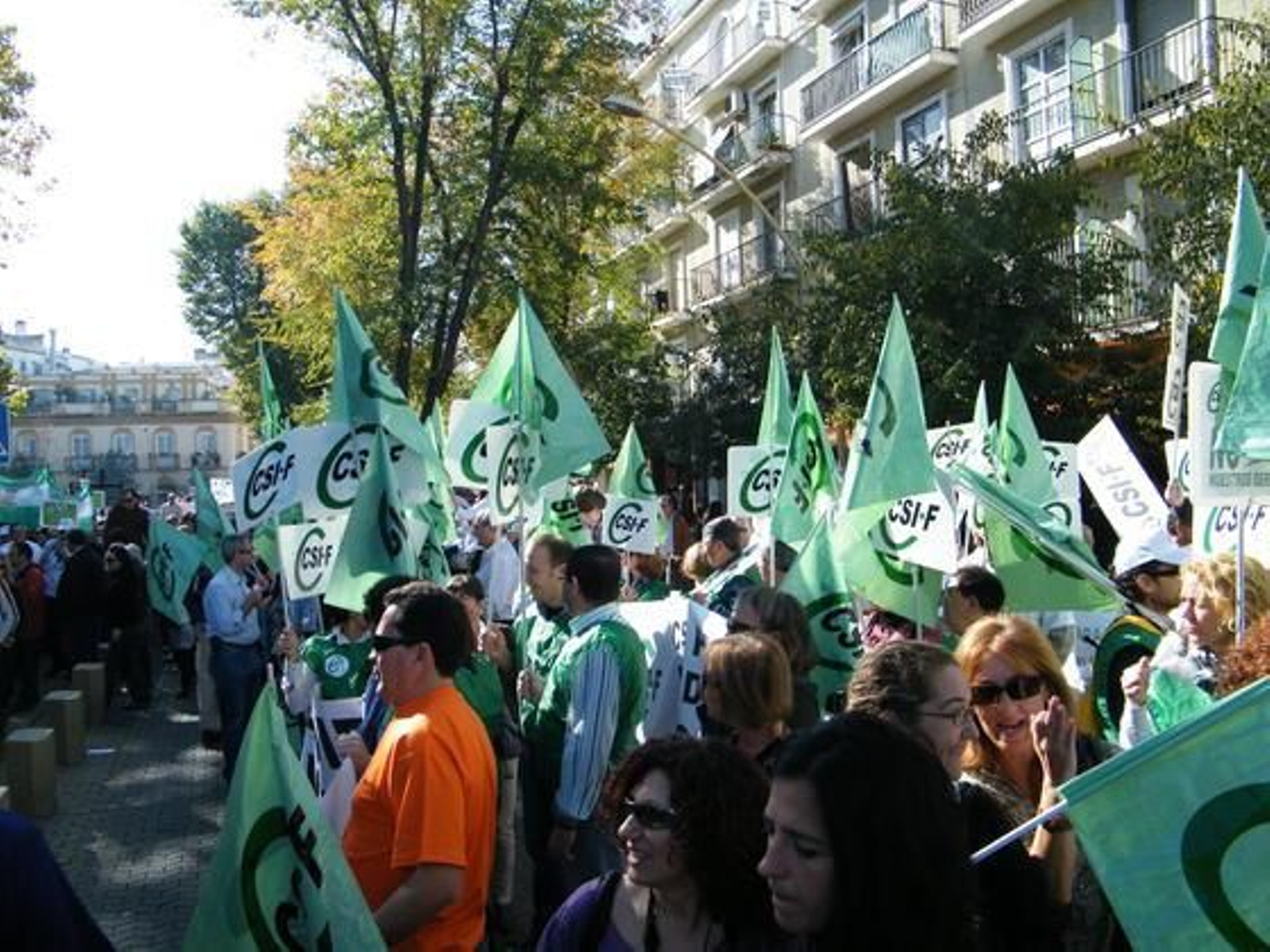 Miles de funcionarios se manifestaron desde la Alameda de Hércules hasta el Parlamento andaluz contra el decreto de la Junta bajo el lema 'Defiendo mi derecho y la gestión pública'.