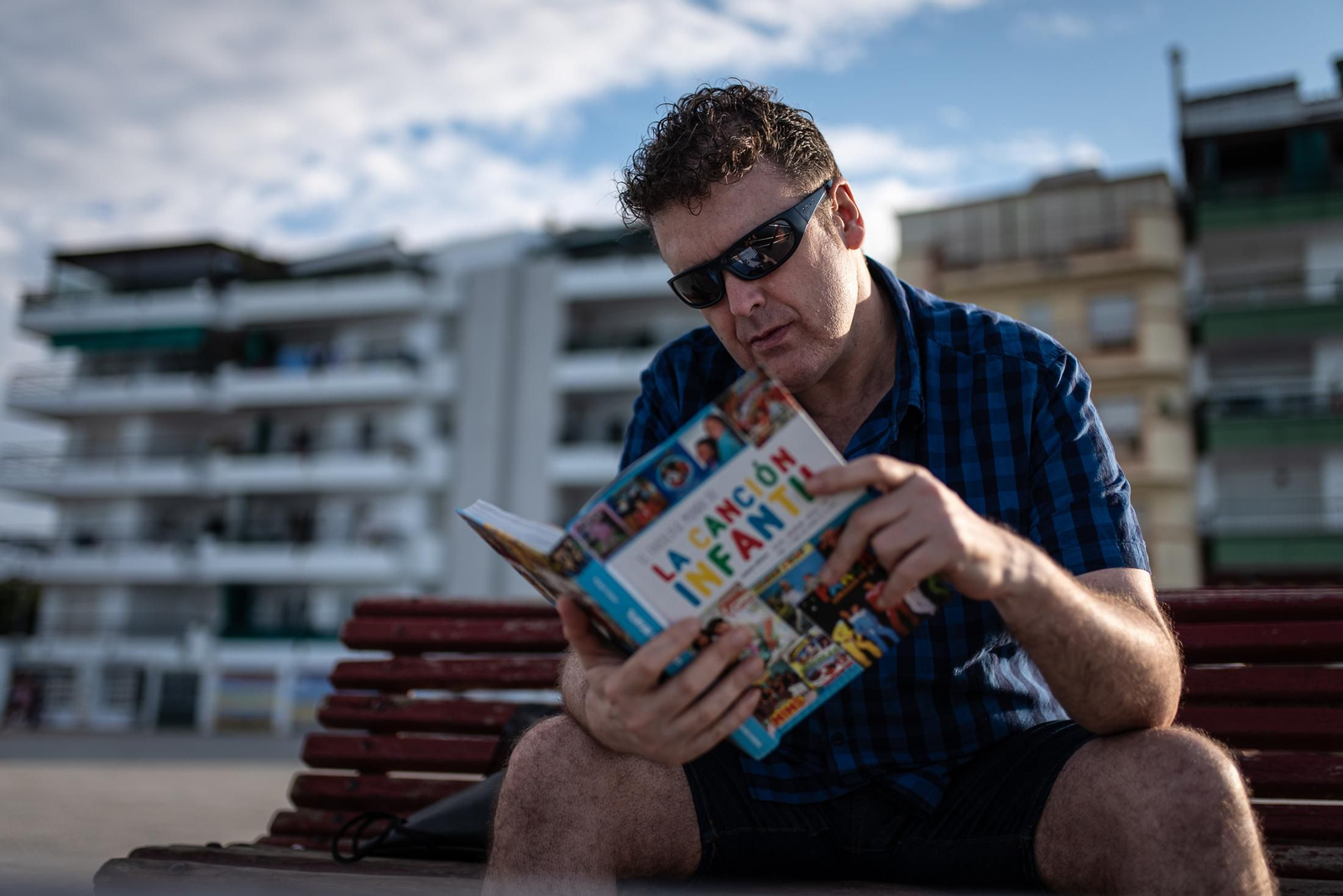 El onubense Jorge Lérida, en Punta Umbría, con su libro.