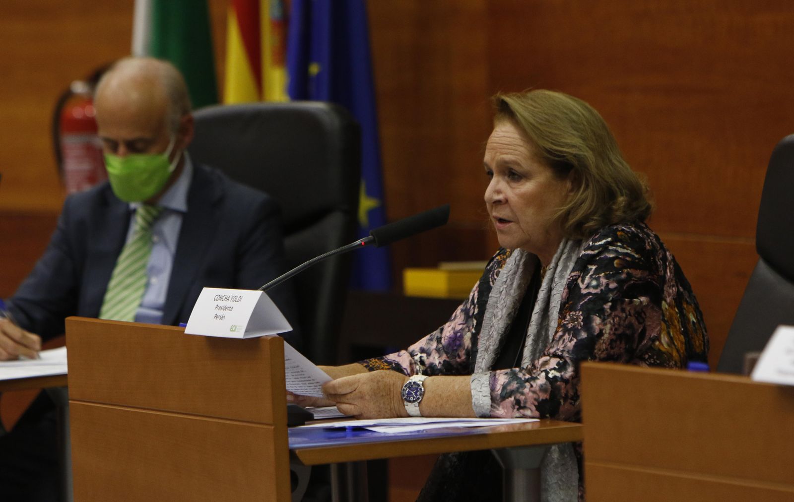 Concha Yoldi pronuncia la lección magistral de clausura del curso de la EOI ante su director en Sevilla, Francisco Vázquez.