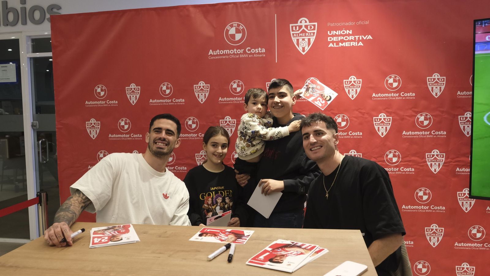 La firma de autógrafos de Jon Morcillo y Miguel de la Fuente en Automotor Costa BMW