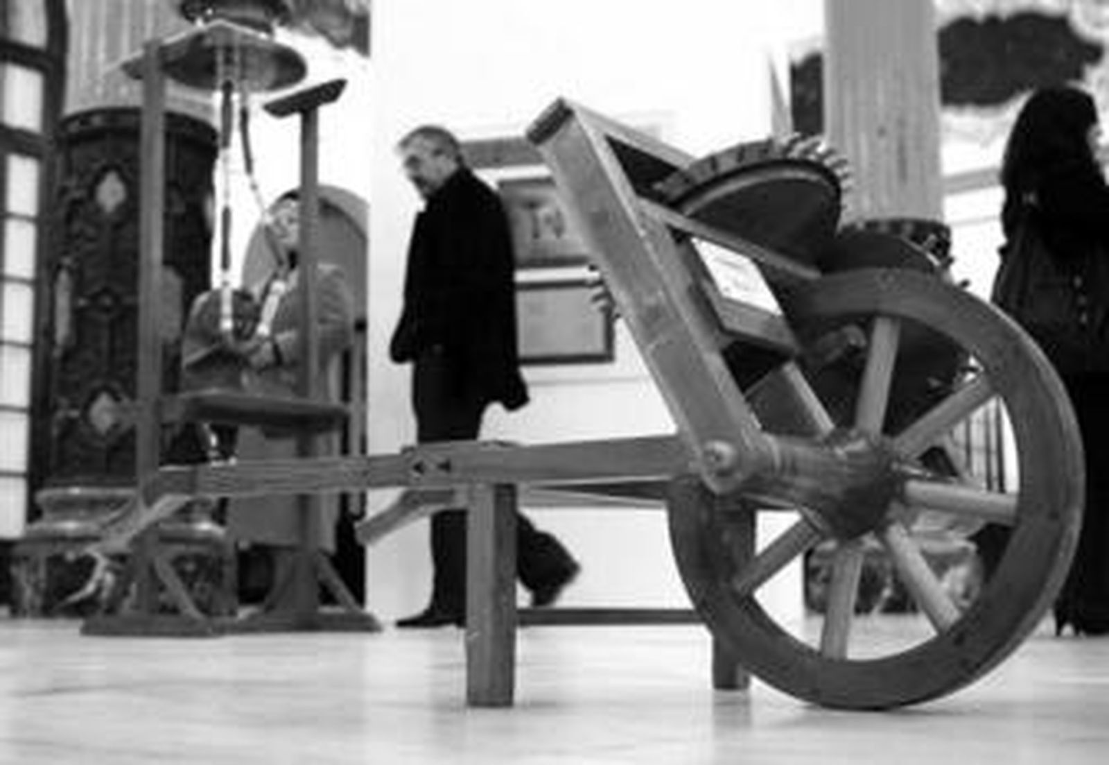 En primer plano, reproducción de un odómetro ideado por Leonardo, y al fondo, un modelo de buzo.