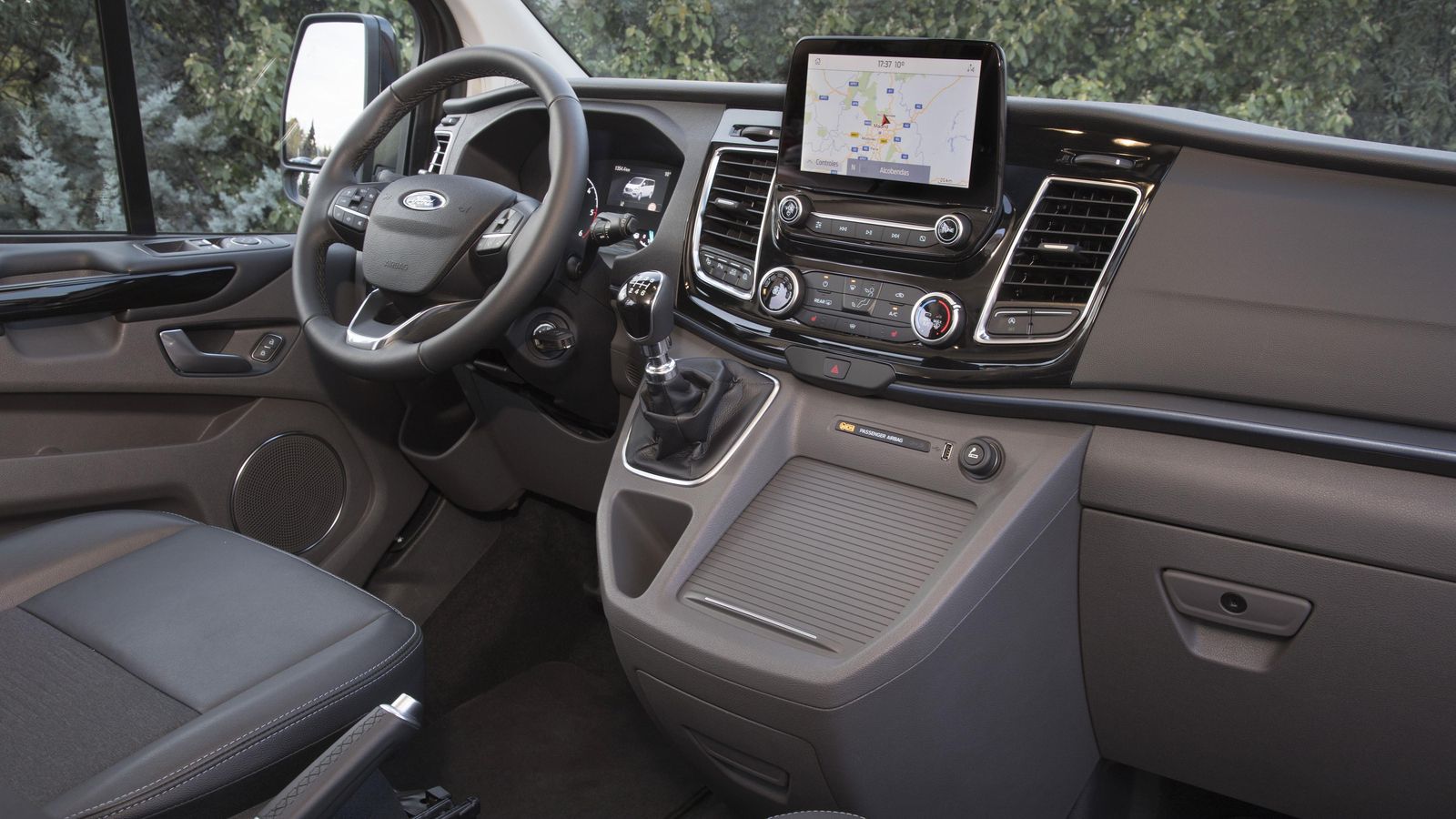 Hay huecos por doquier para el estibaje de todo tipo de pequeños objetos. La pantalla central, de 8", da soporte al equipo de infoentretenimiento, incluyendo también navegador.