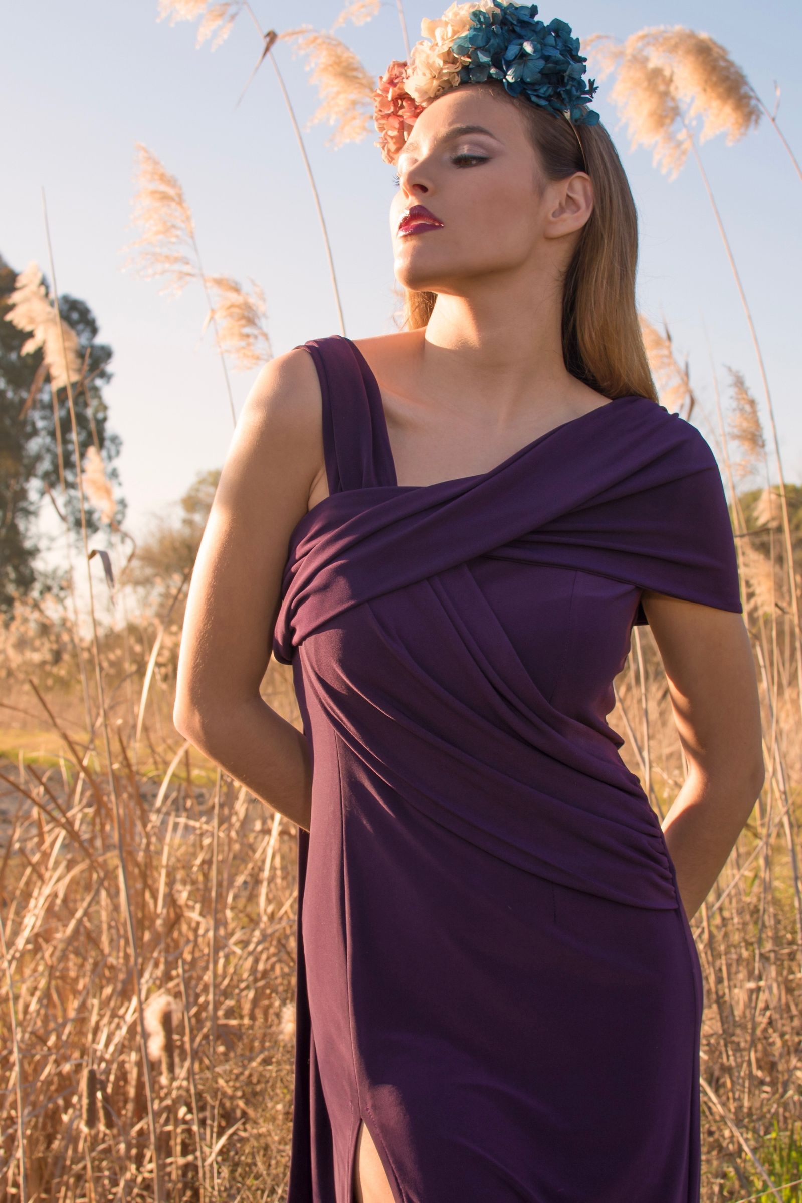 Modelo en color berenjena.