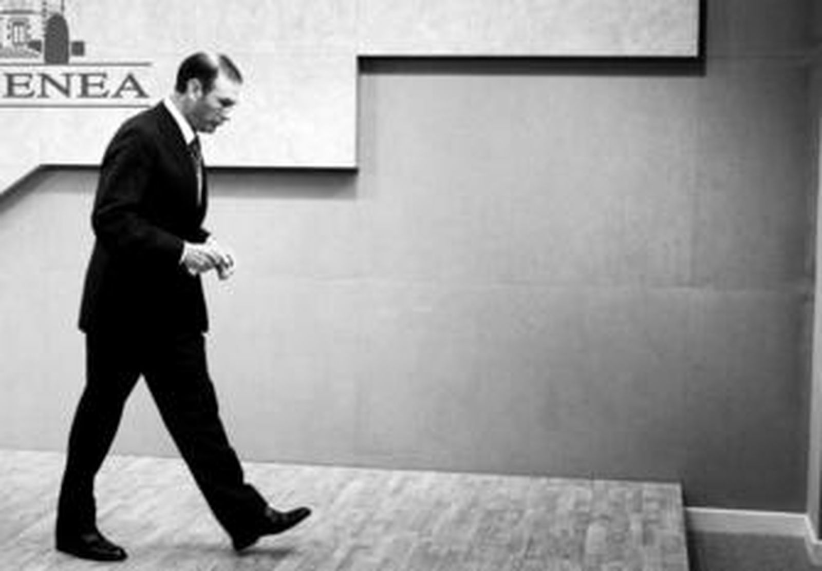 Ibarretxe abandona la tribuna de la sede del Gobierno vasco ayer tras su comparecencia.