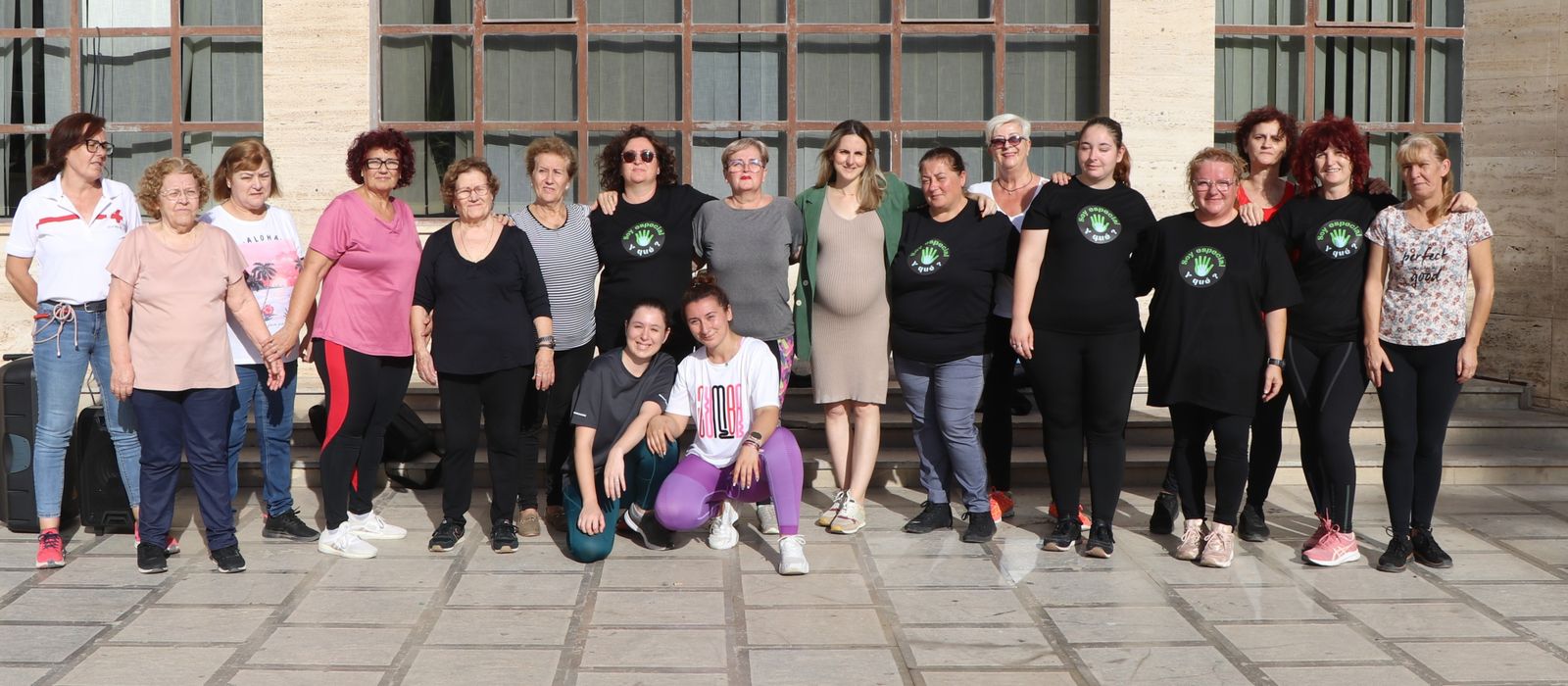 La edil Elena Gómez, junto a participantes en una de las activides: una sesión de zumba.