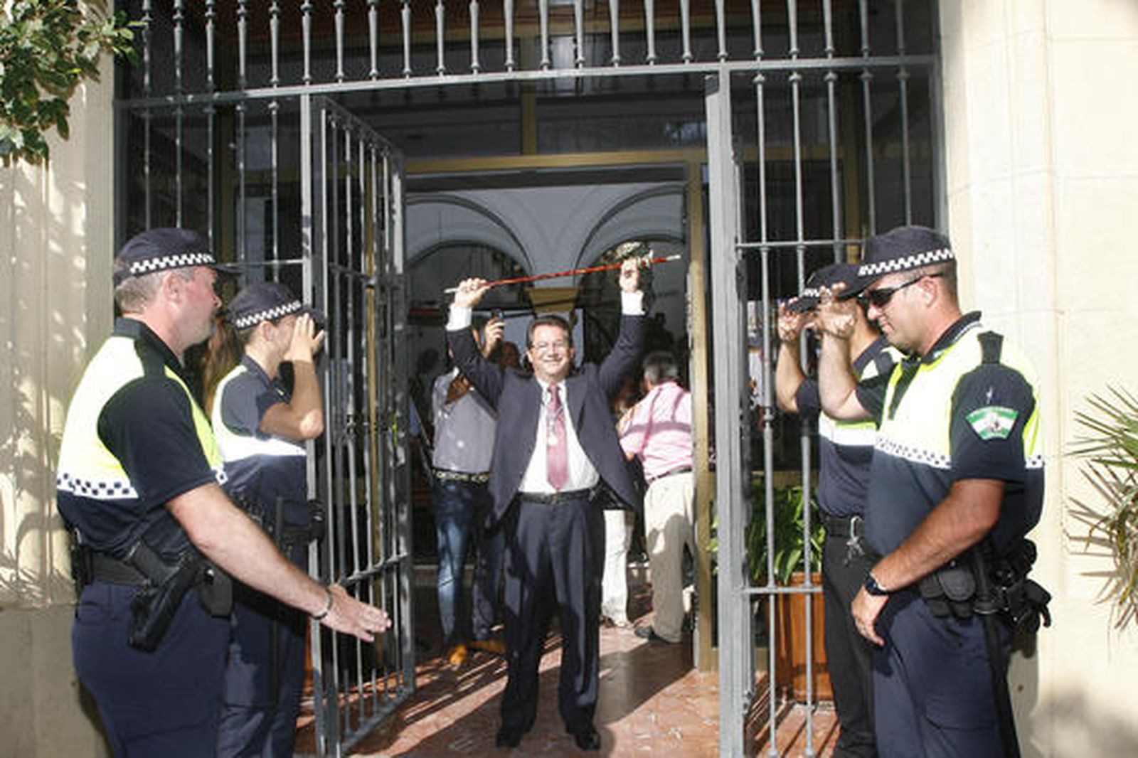 Antonio Peña toma el mando en el Ayuntamiento de Chipiona tras la renuncia de Isabel María Fernández.

Foto: Borja Benjumeda