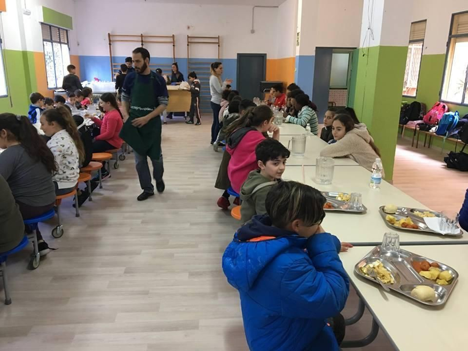 Niños en el nuevo comedor del colegio Misioneras Cruzadas, en La Palmilla. Niños en el nuevo comedor del colegio Misioneras Cruzadas, en La Palmilla.