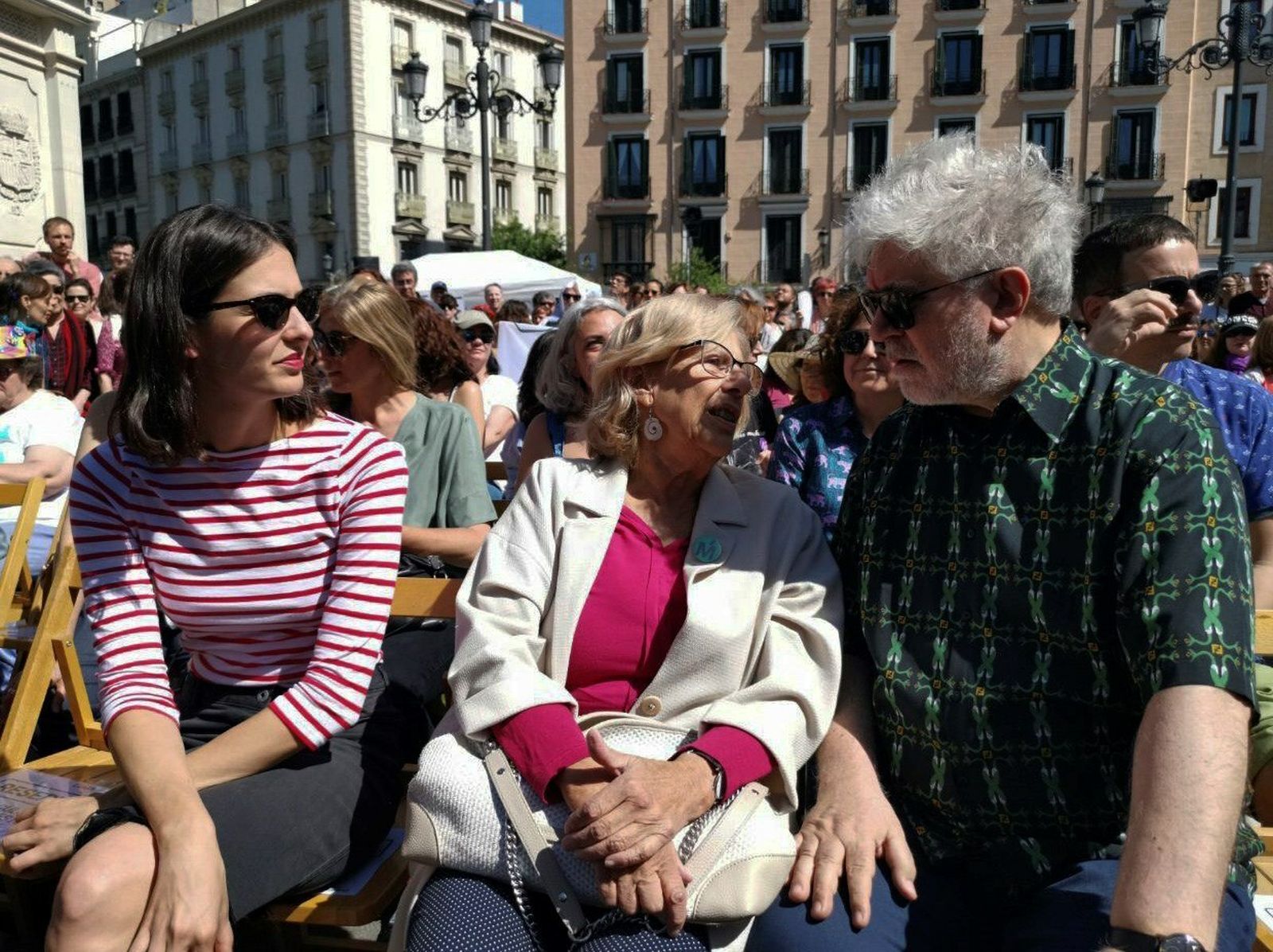Rita Maestre, Manuela Carmena y Pedro Almodóvar, ayer en Madrid.