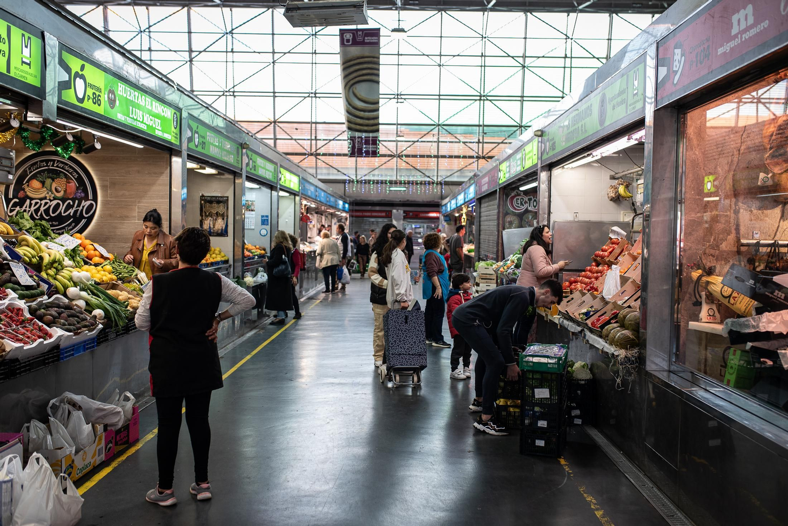 Las últimas compras en el Mercado del Carmen antes de Navidad, en imágenes