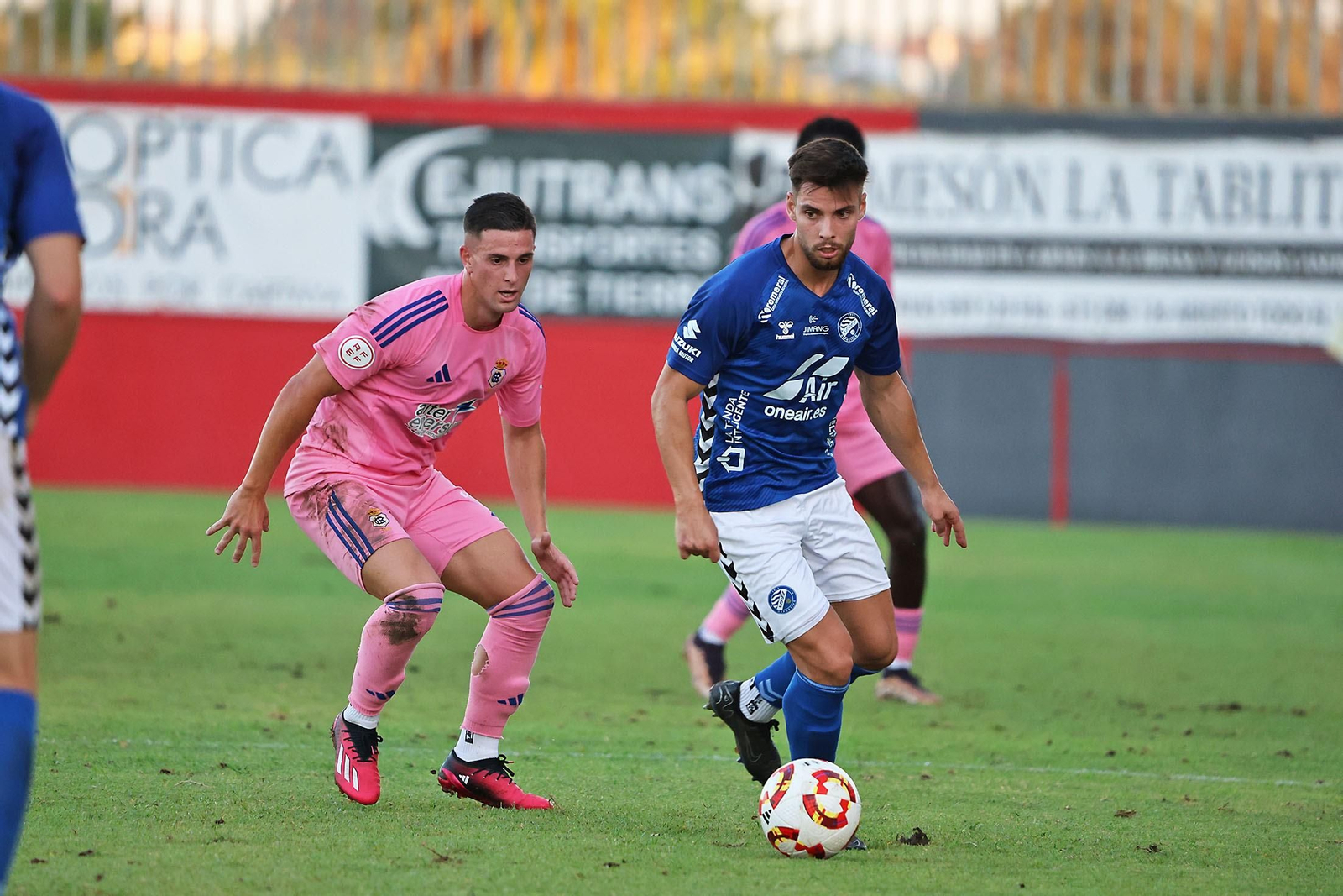 David del Pozo presiona a un rival que conduce el balón.