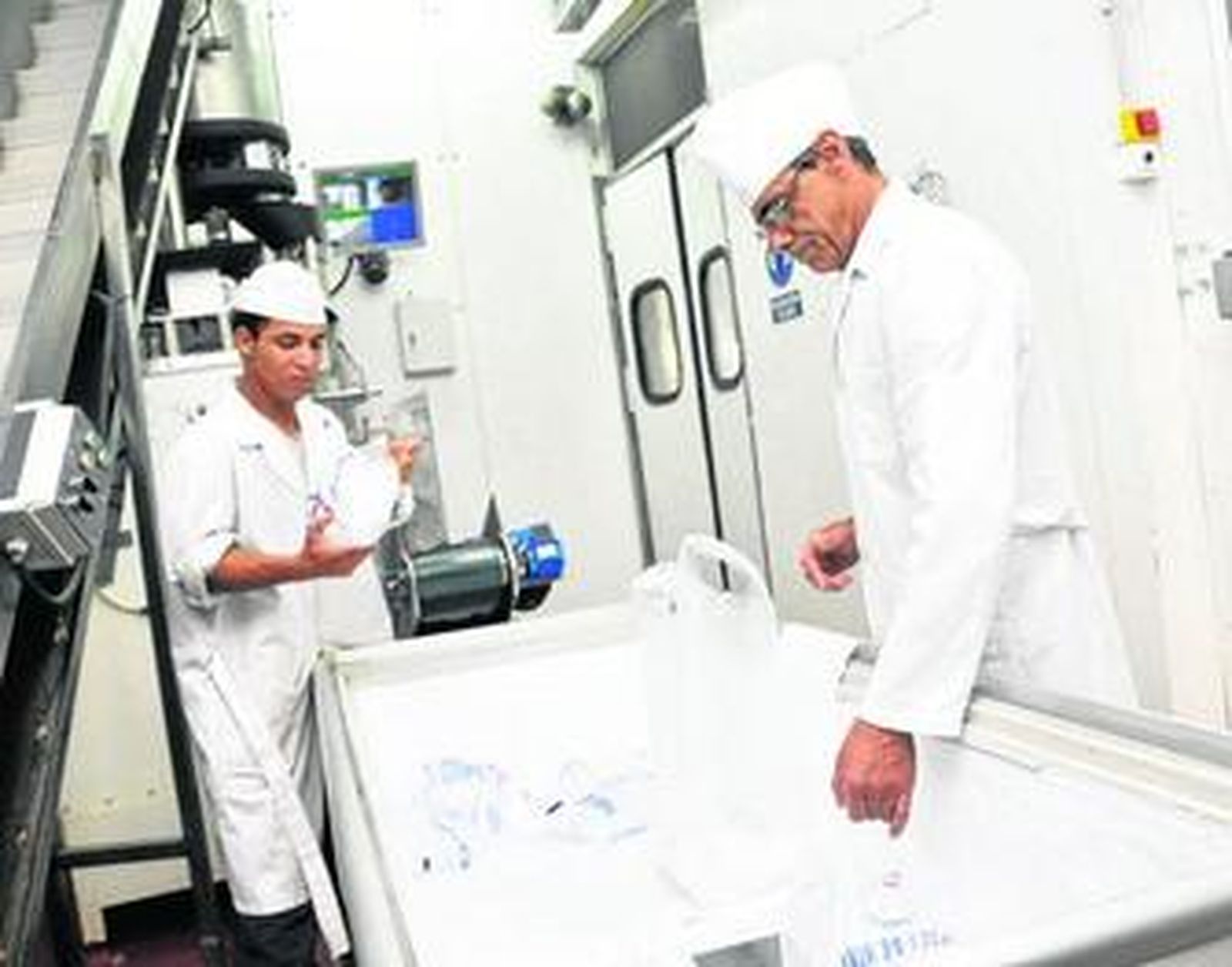 El proceso de envase, casi automatizado, realizado por dos trabajadores de la fábrica.