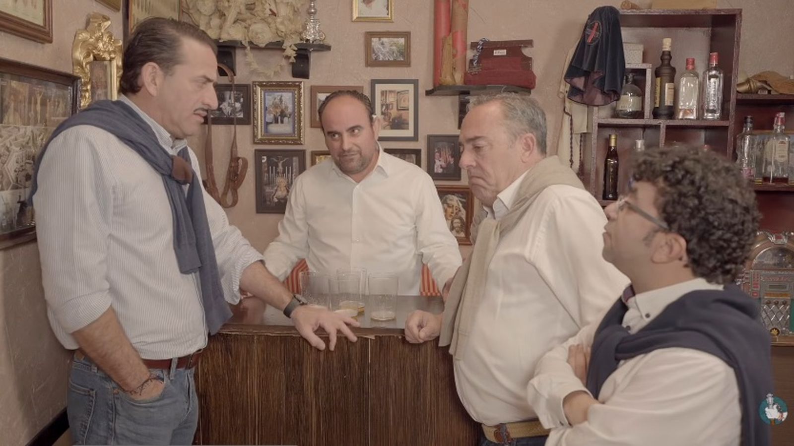 Escena de los habituales protagonistas en el bar