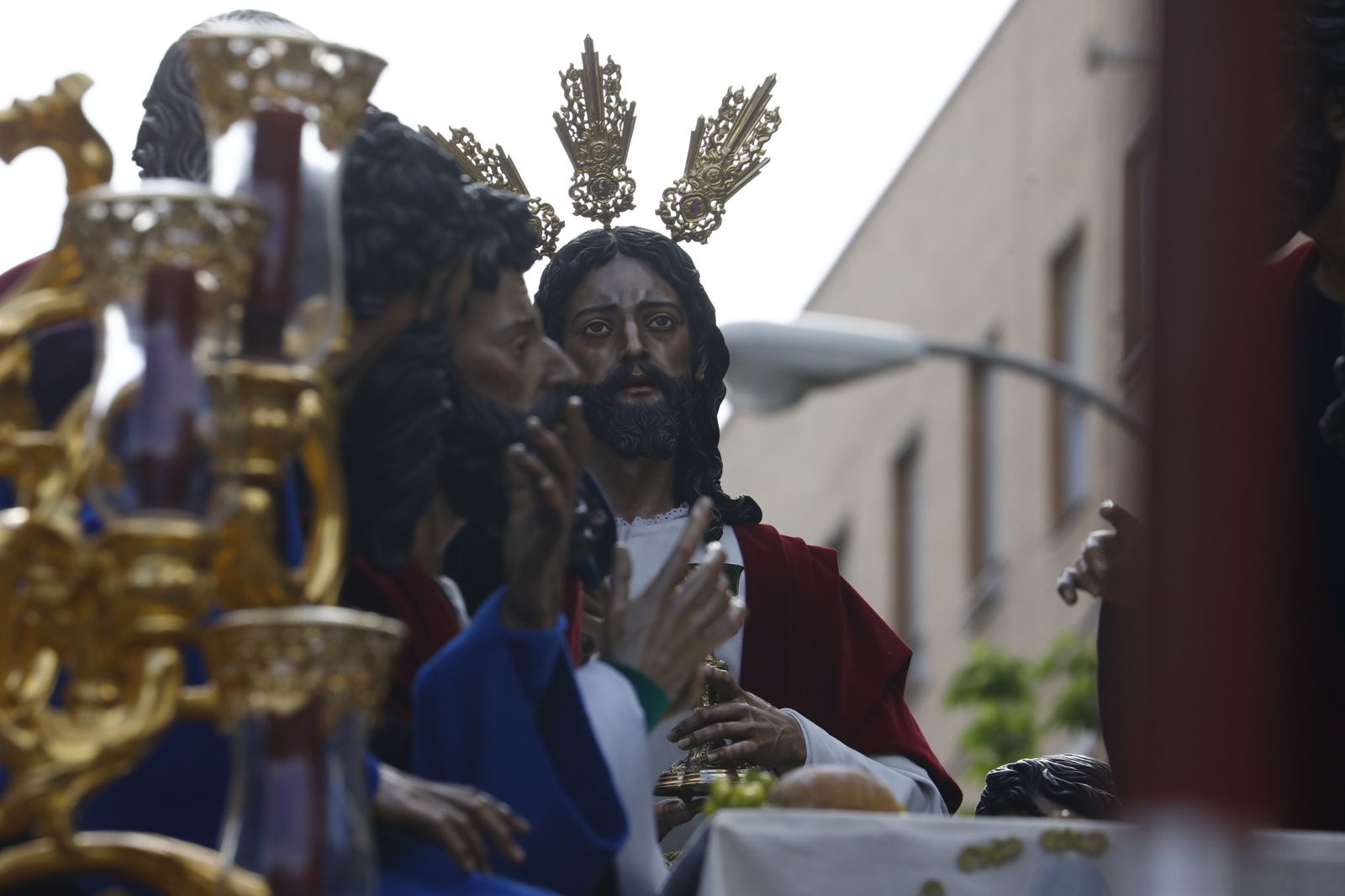 Jueves Santo en Córdoba: La procesión de la Sagrada Cena, en imágenes