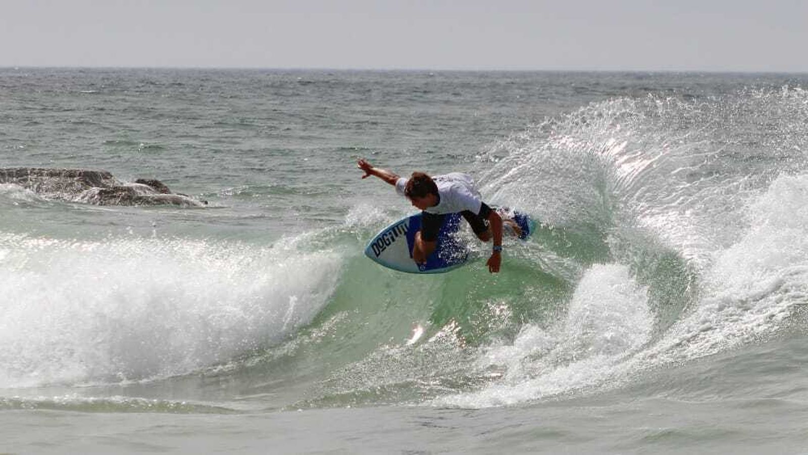 El surfista jerezano, en plena acción cabalgando sobre una ola.