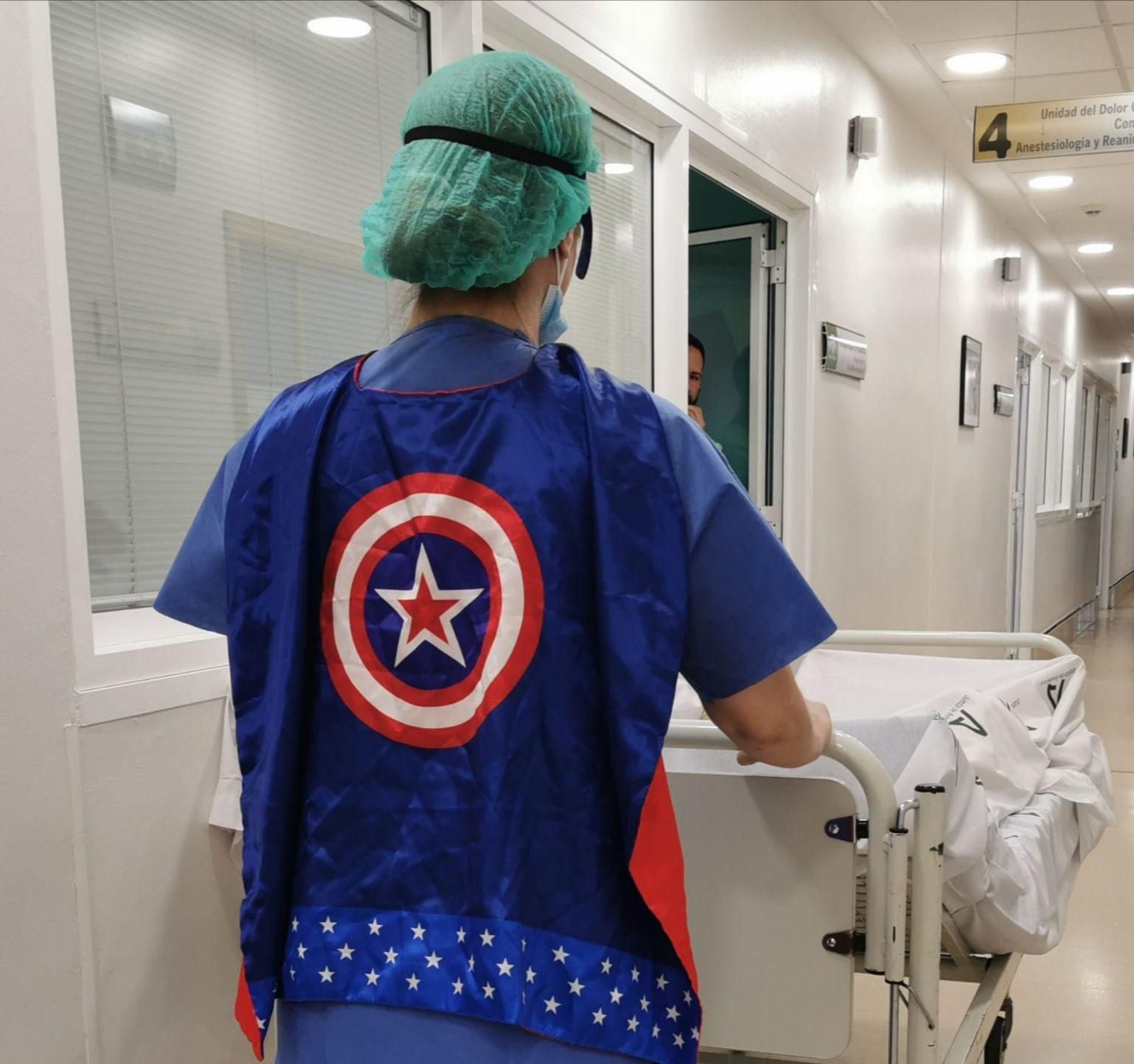 La celadora ataviada de Capitán América en la vuelta del menor al ‘box’.