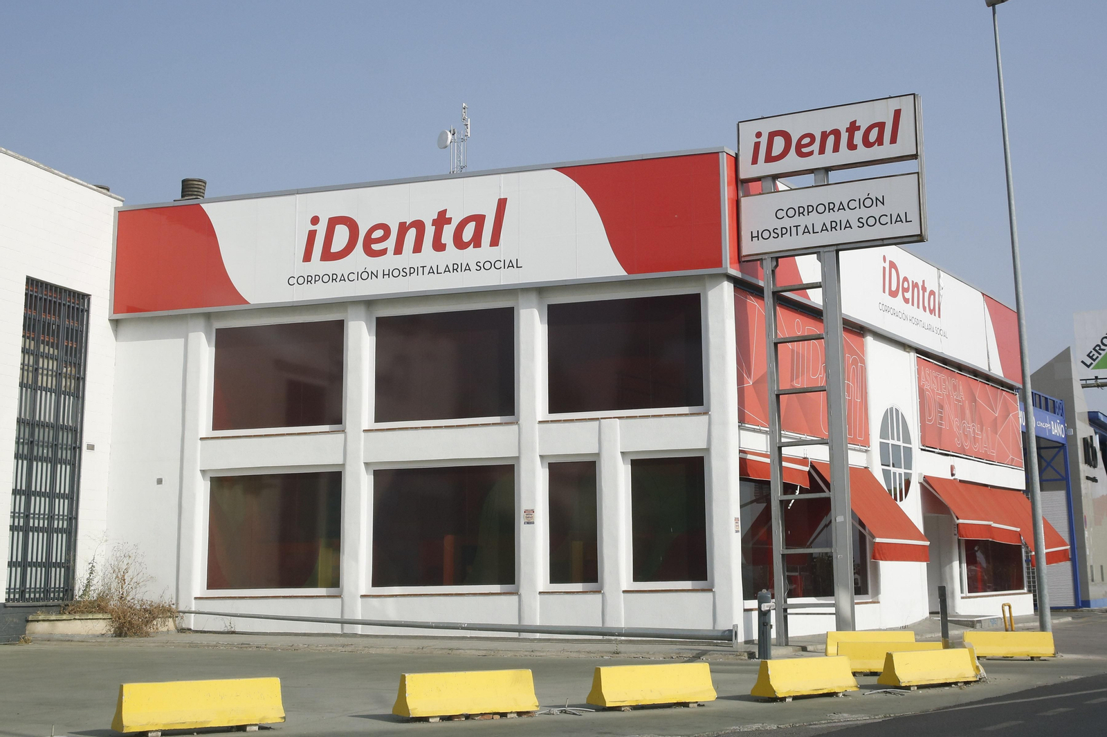 Imagen que presentaba en la tarde de ayer establecimiento de la compañía iDental en Pulianas (Granada).