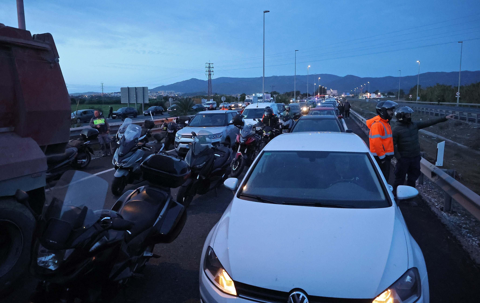 Los cortes de la autovía A7 por los huelguistas  de Acerinox, en imágenes
