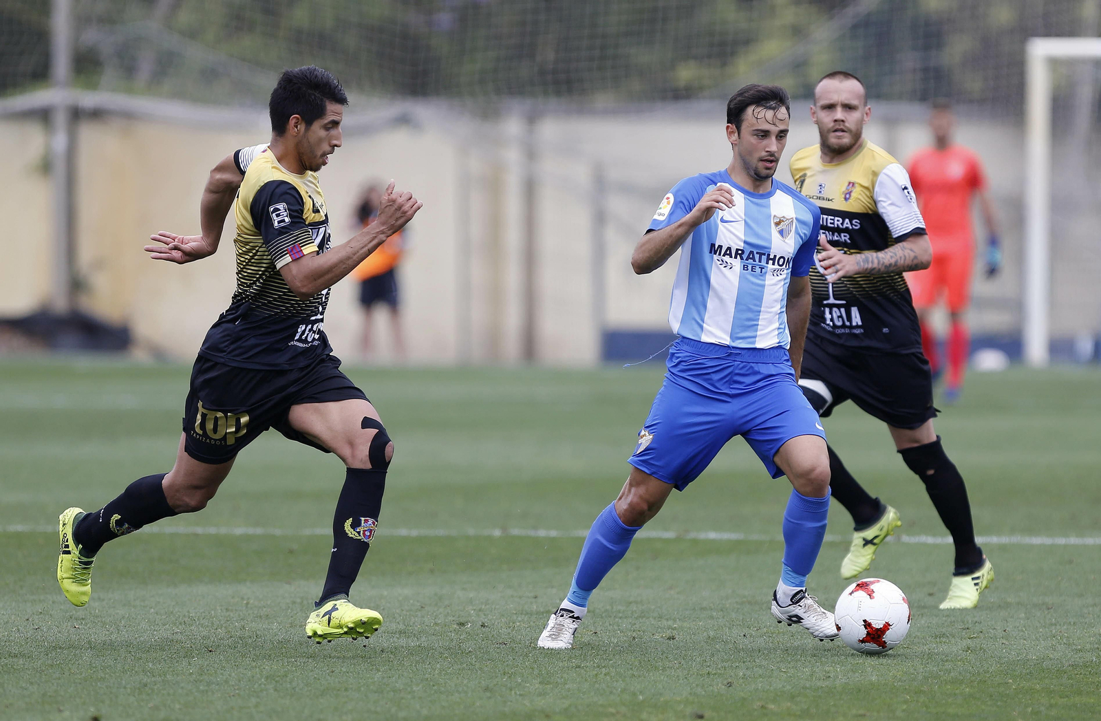 Clavería, durante un partido con el filial blanquiazul.