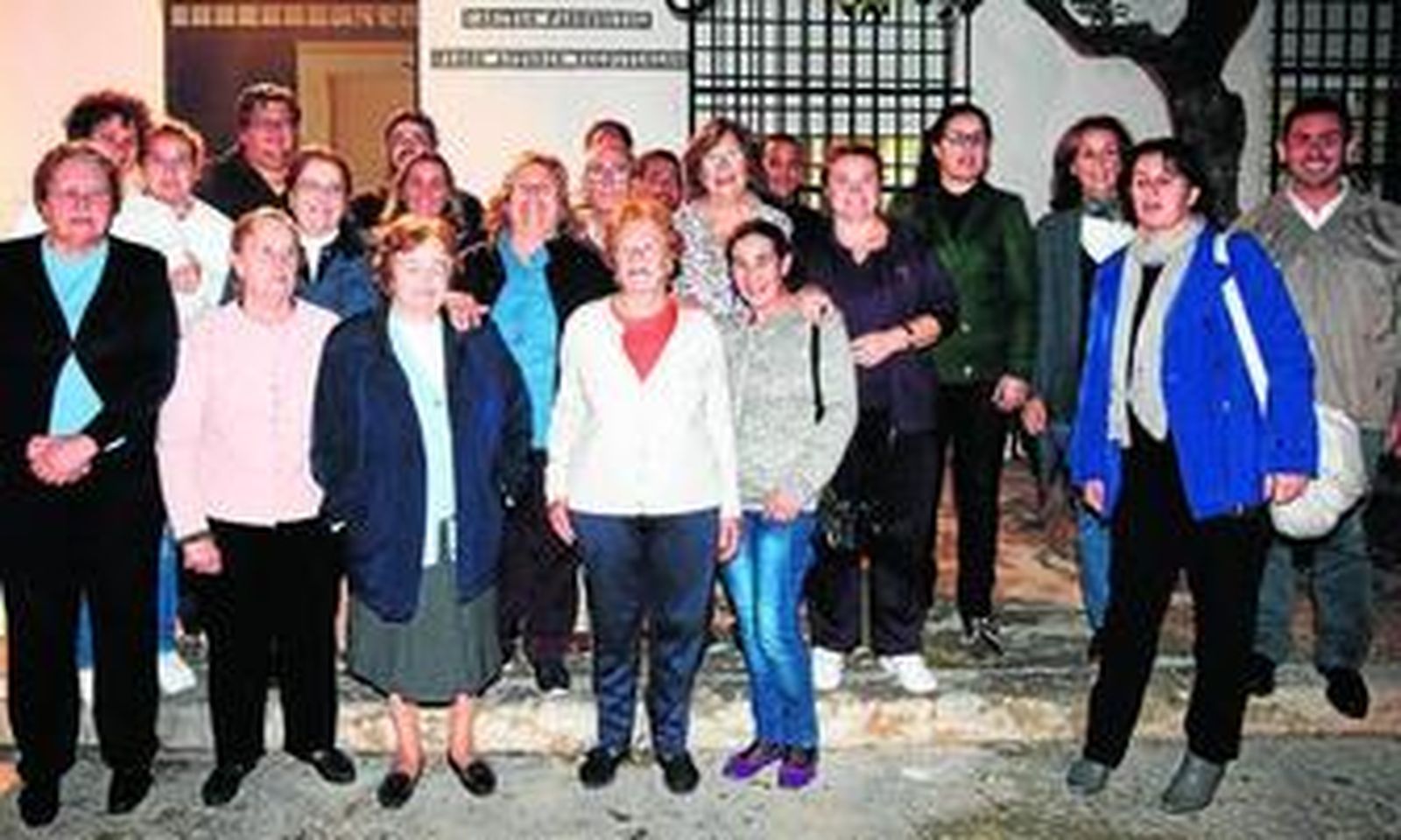 Un grupo de voluntarios, fotografiados días atrás en el patio de la parroquia de San Rafael.