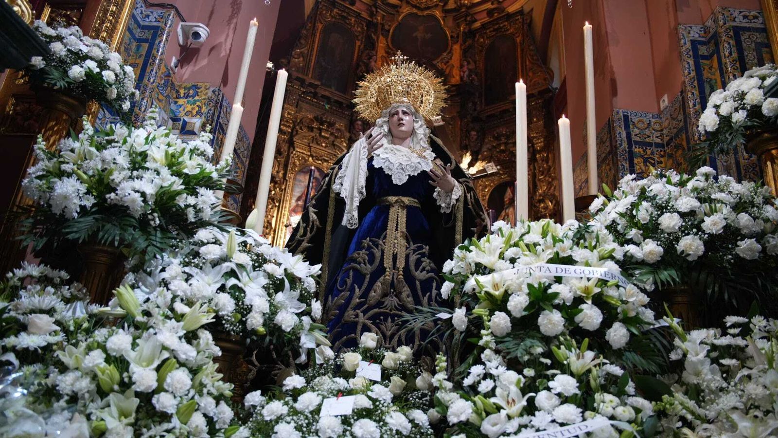 Las flores alfombran la capilla de las Penas en San Vicente