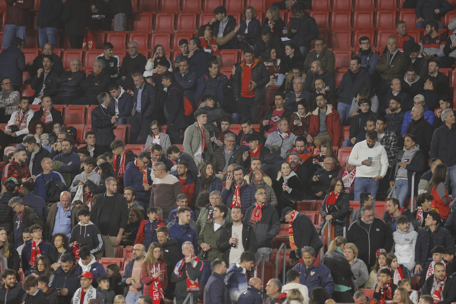 Búscate en las fotos del SEVILLA FC-PSV EINDHOVEN