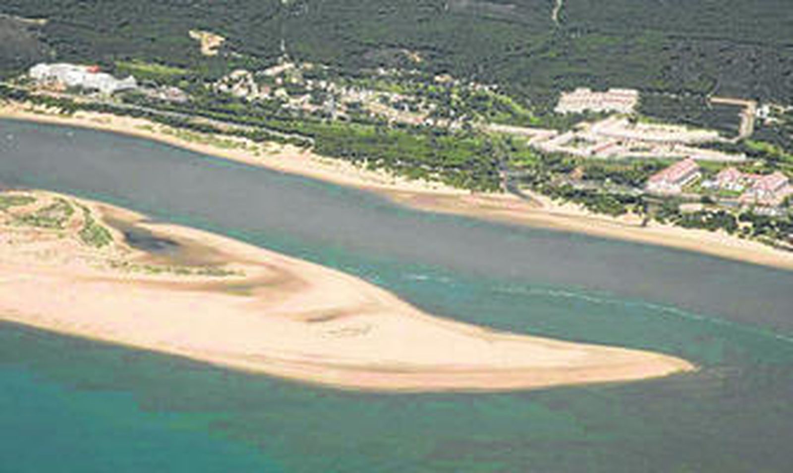 Desembocadura de la ría del Piedras a la altura del núcleo costero Nuevo Portil.