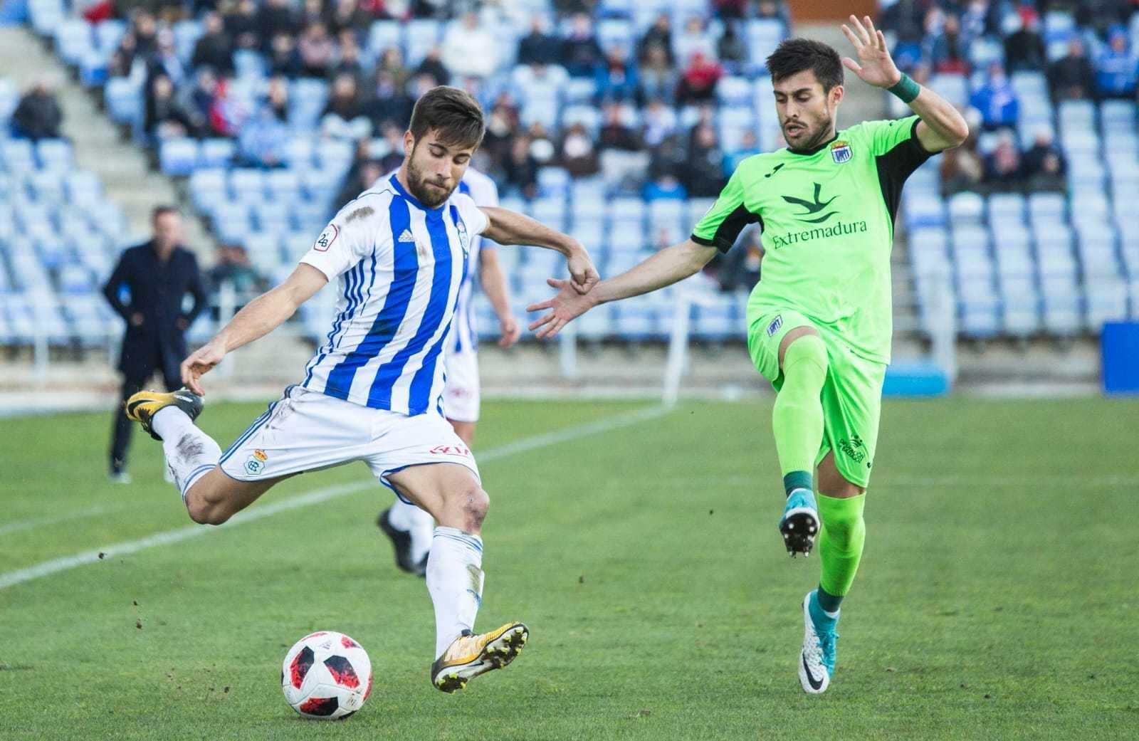 Borja Díaz centra al área durante la primera mitad del encuentro.