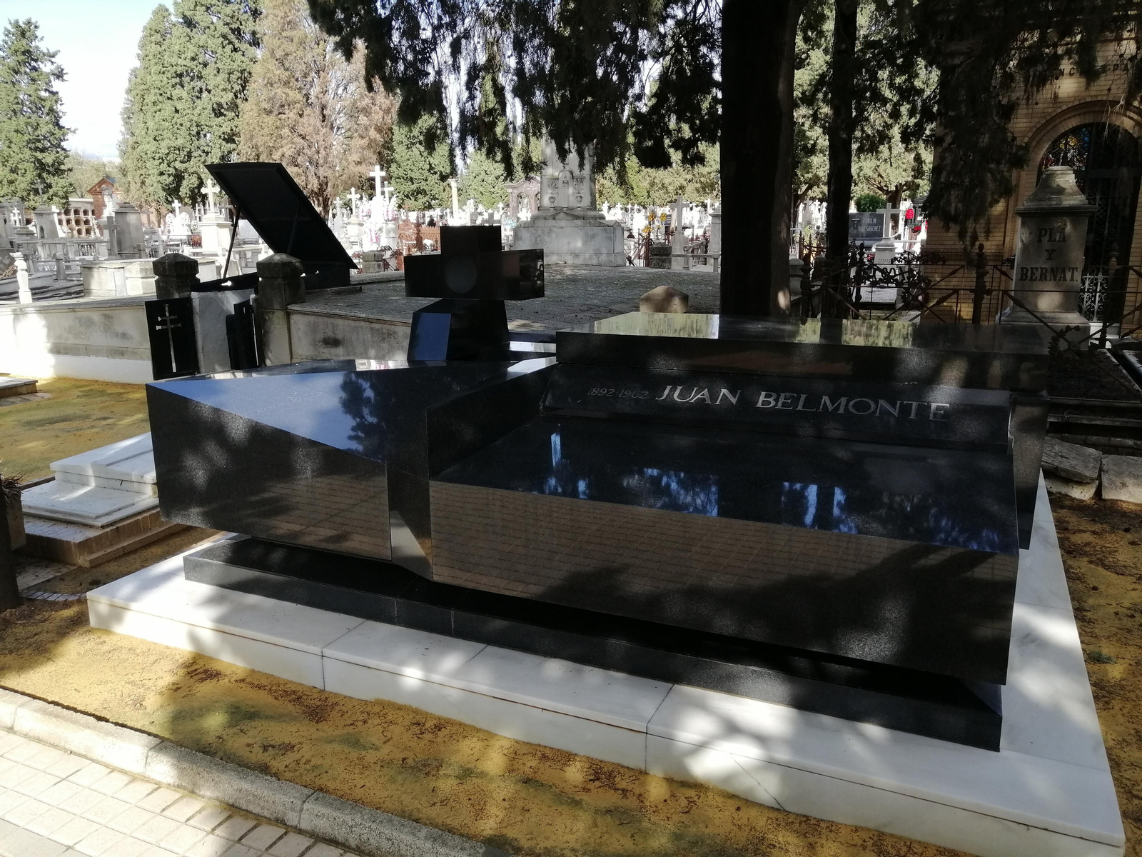 Panteones y tumbas de personajes conocidos